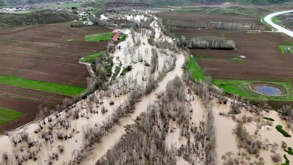 Sular altında kalan tarım arazileri dron ile görüntülendi

