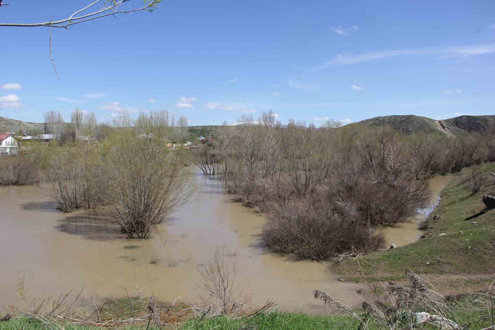 Sular altında kalan tarım arazileri dron ile görüntülendi
