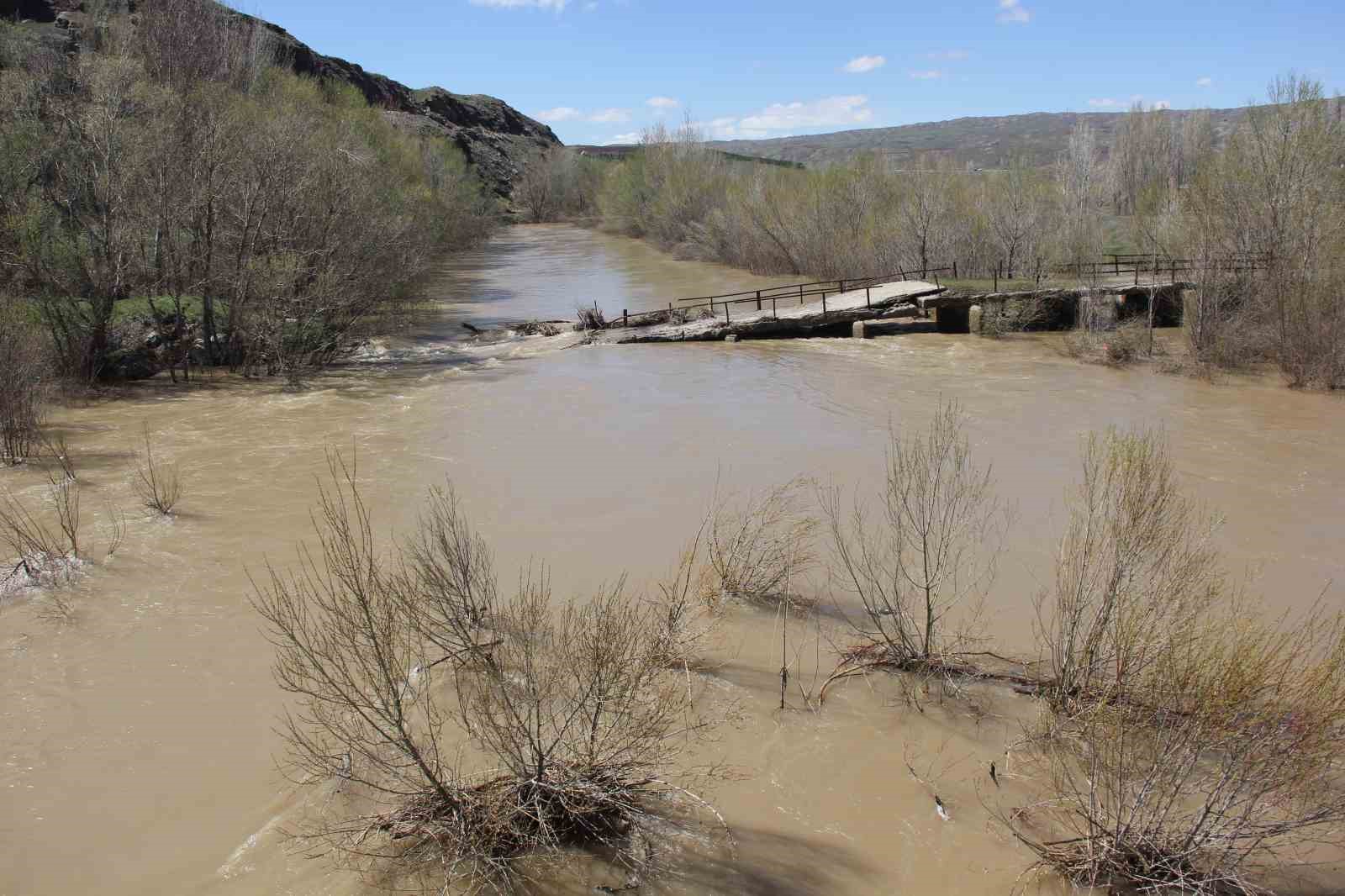 Sular altında kalan tarım arazileri dron ile görüntülendi

