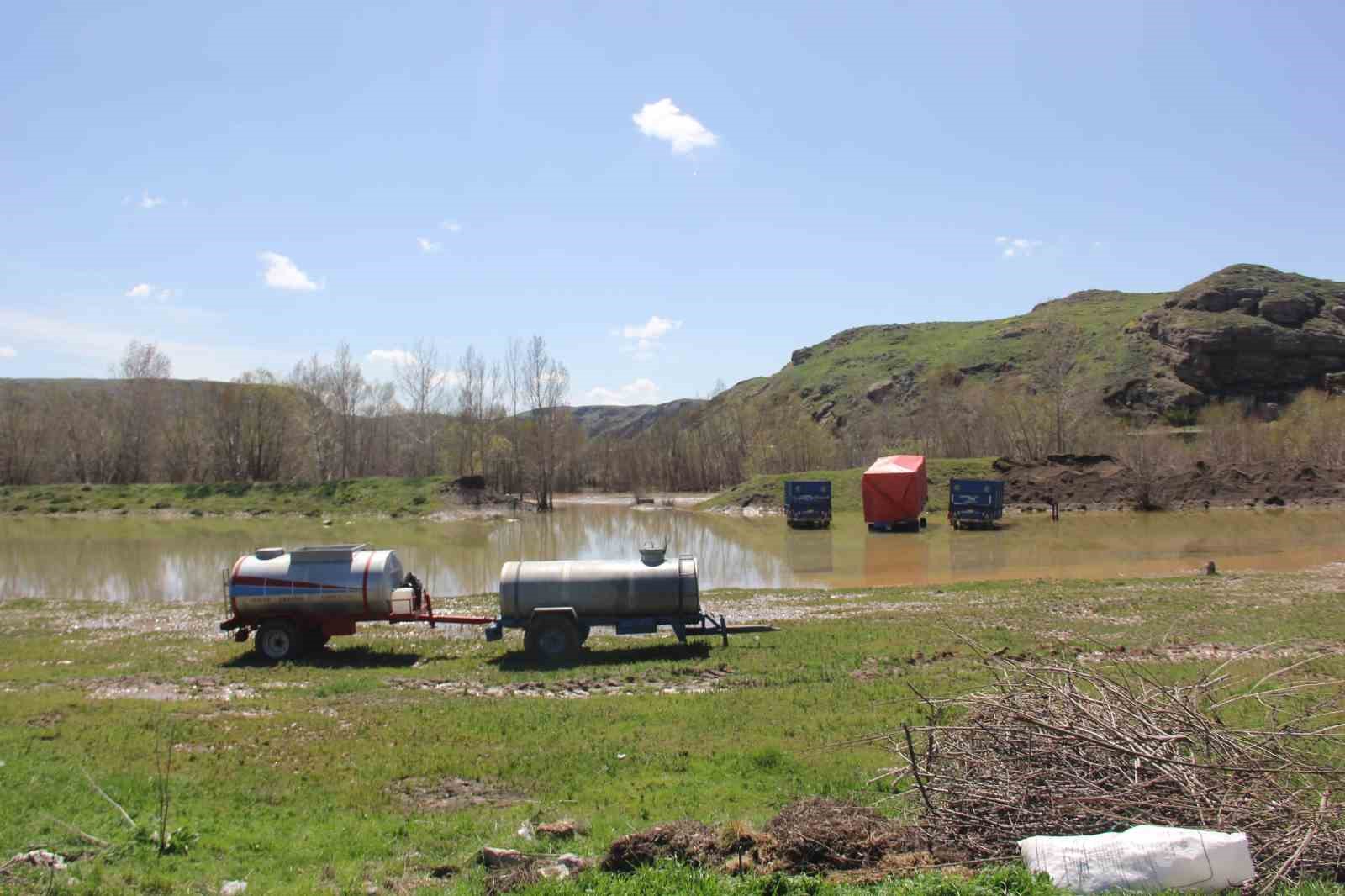 Sular altında kalan tarım arazileri dron ile görüntülendi
