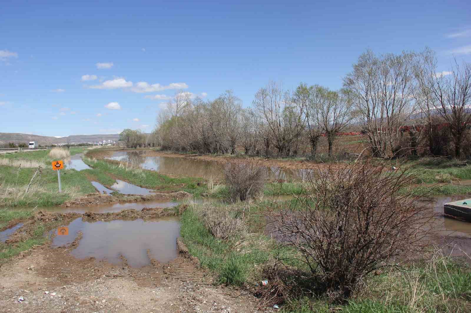 Sular altında kalan tarım arazileri dron ile görüntülendi
