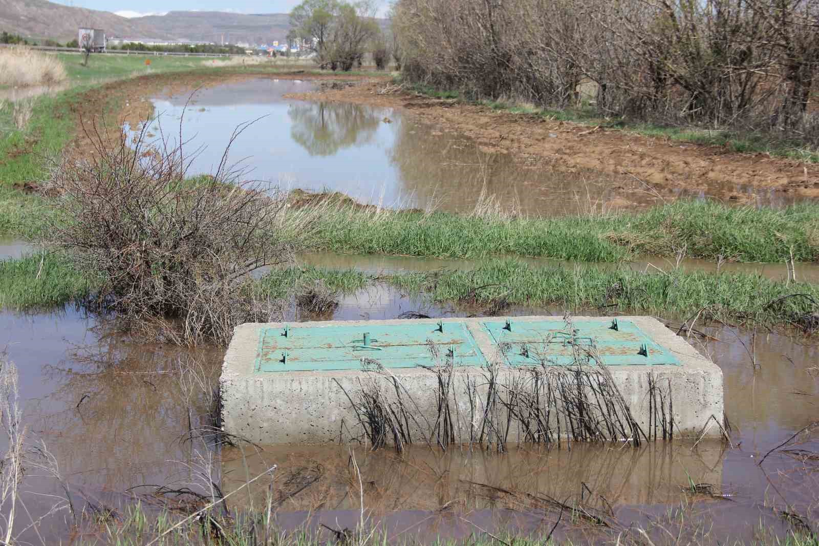 Sular altında kalan tarım arazileri dron ile görüntülendi
