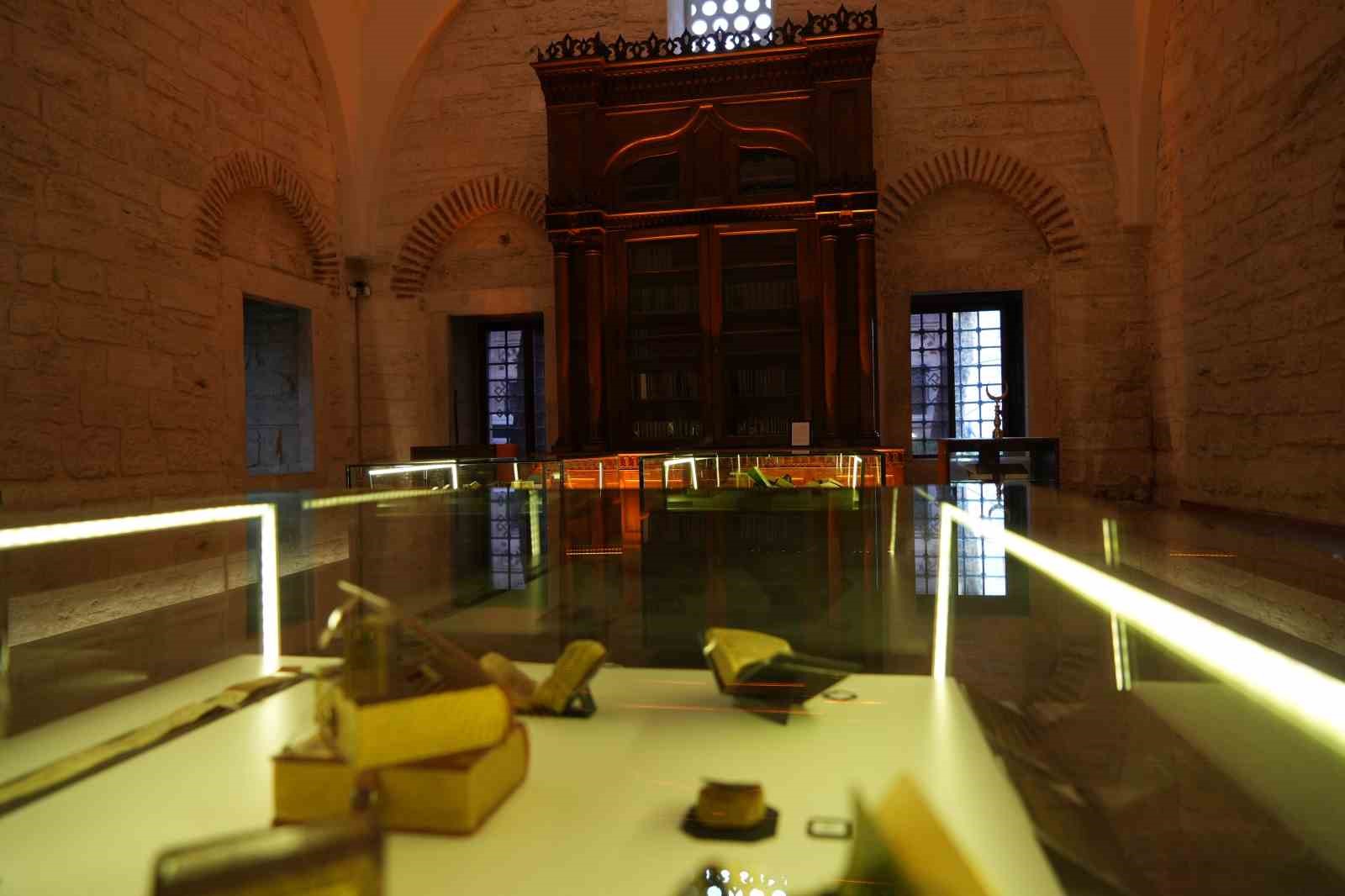 Sultan Abdülhamid Han’ın elleriyle yaptığı kitaplık Beyazıt Yazma Eser Kütüphanesi’nde 142 yıldır korunuyor
