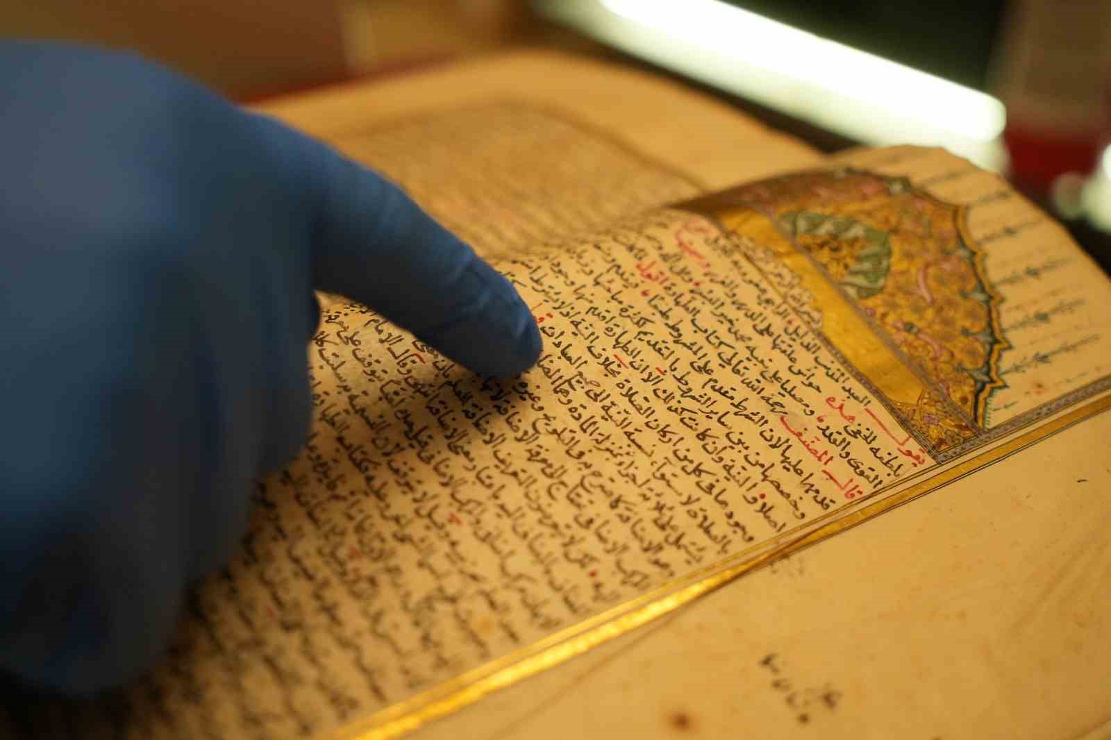 Sultan Abdülhamid Han’ın elleriyle yaptığı kitaplık Beyazıt Yazma Eser Kütüphanesi’nde 142 yıldır korunuyor
