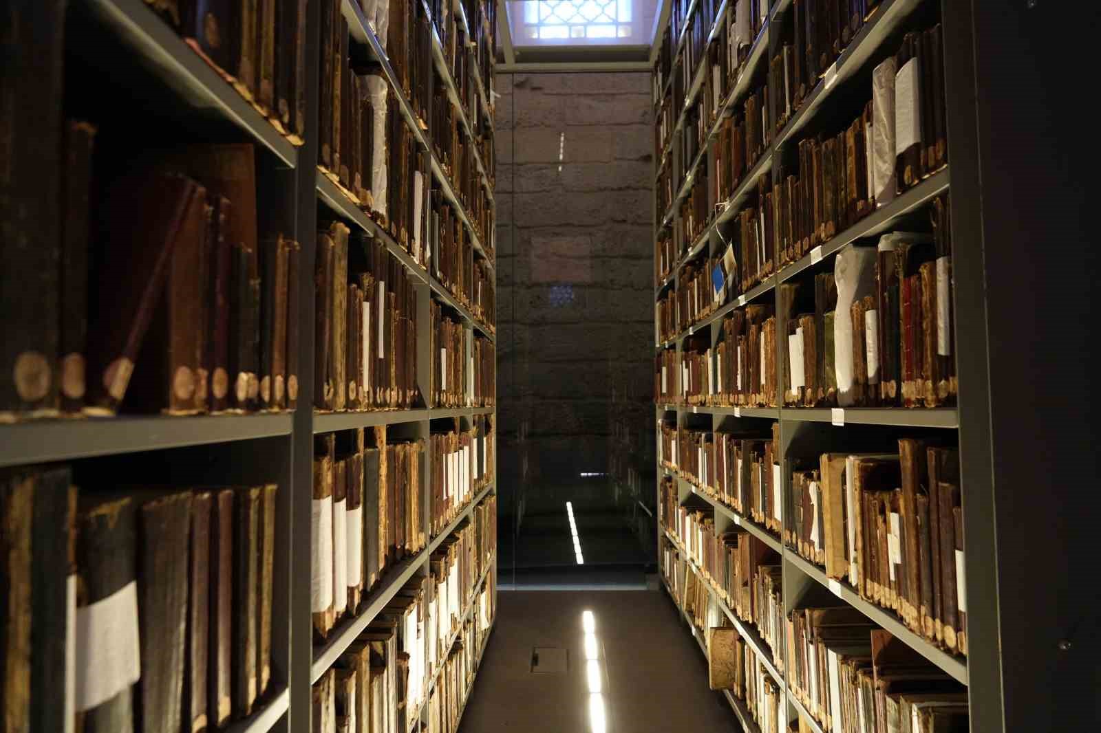 Sultan Abdülhamid Han’ın elleriyle yaptığı kitaplık Beyazıt Yazma Eser Kütüphanesi’nde 142 yıldır korunuyor
