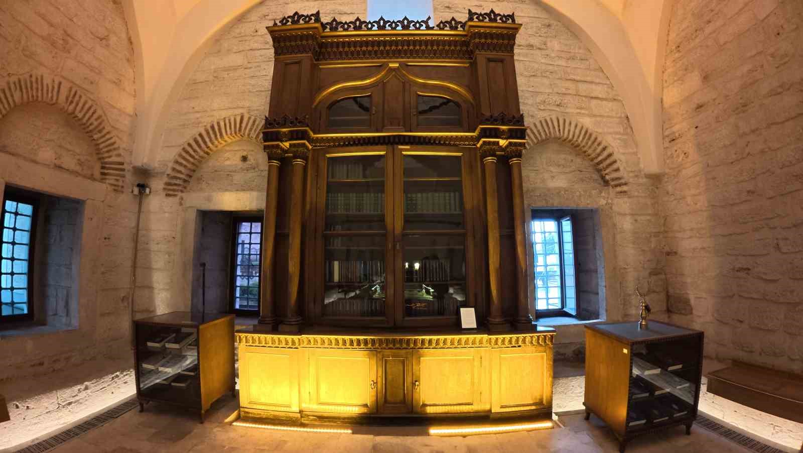 Sultan Abdülhamid Han’ın elleriyle yaptığı kitaplık Beyazıt Yazma Eser Kütüphanesi’nde 142 yıldır korunuyor
