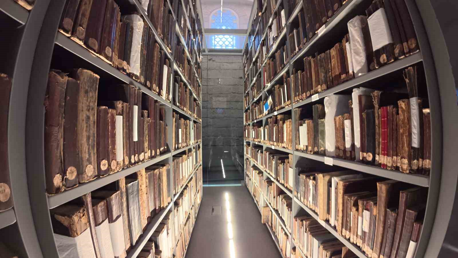 Sultan Abdülhamid Han’ın elleriyle yaptığı kitaplık Beyazıt Yazma Eser Kütüphanesi’nde 142 yıldır korunuyor
