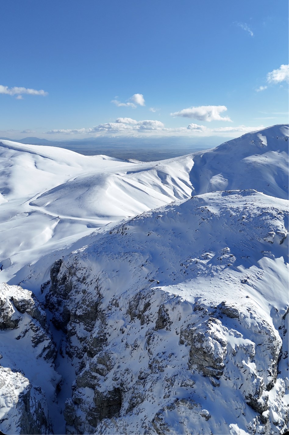 Sultan Dağları’ndaki kar Eber Gölü ve kiraza umut oldu
