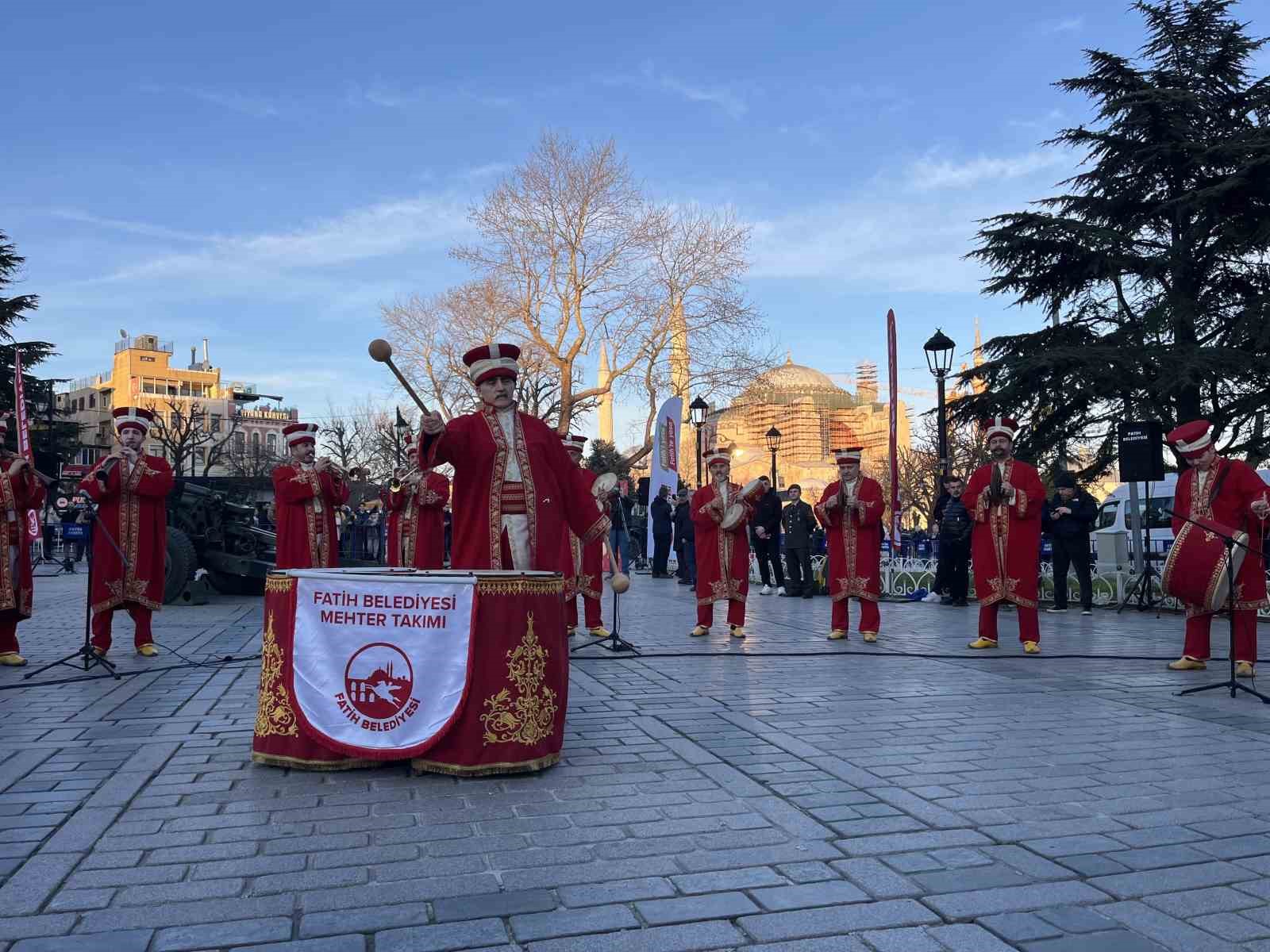Sultanahmet’te Ramazan ayının ilk iftarında geleneksel top atışı yapıldı
