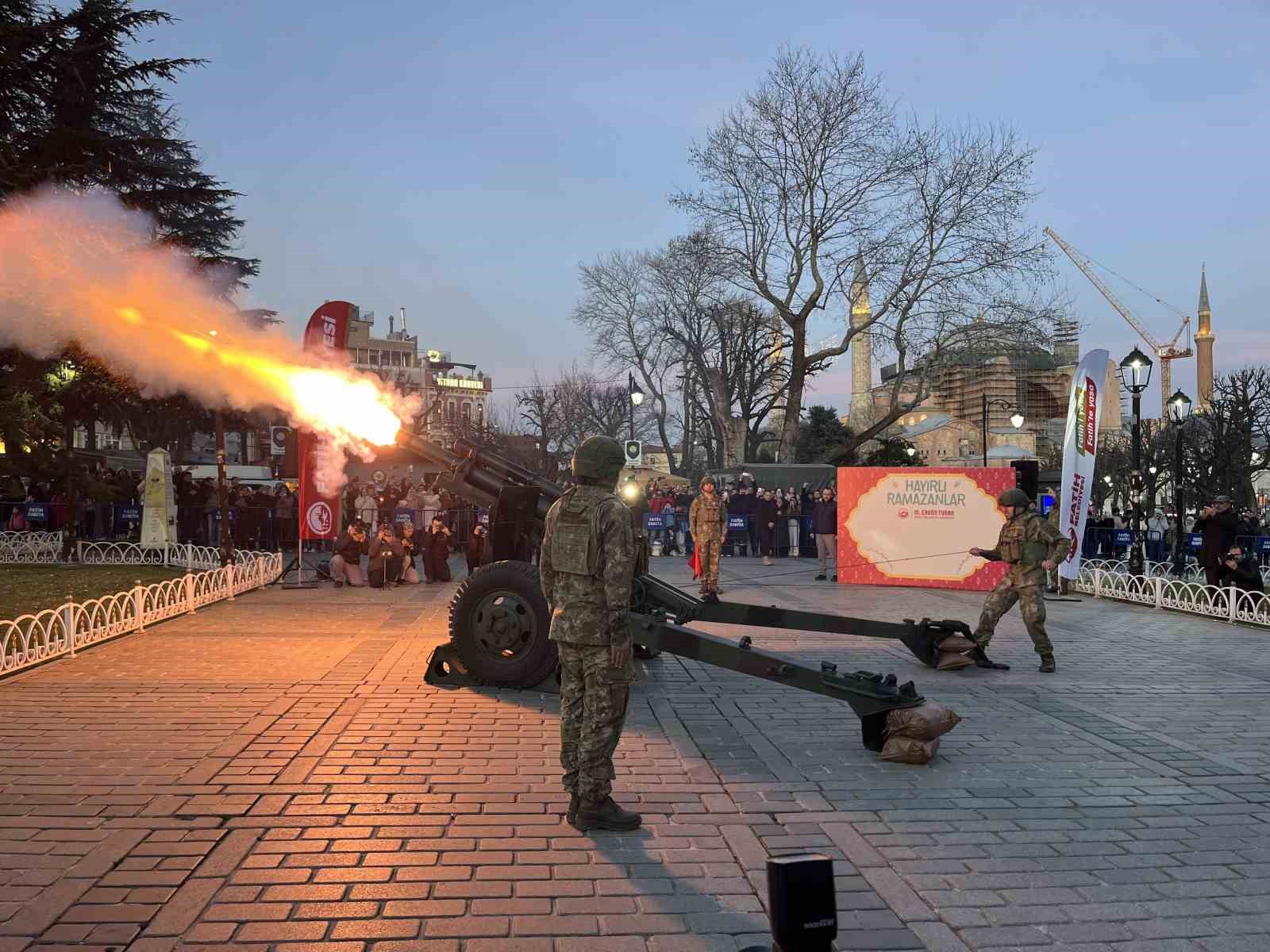 Sultanahmet’te Ramazan ayının ilk iftarında geleneksel top atışı yapıldı
