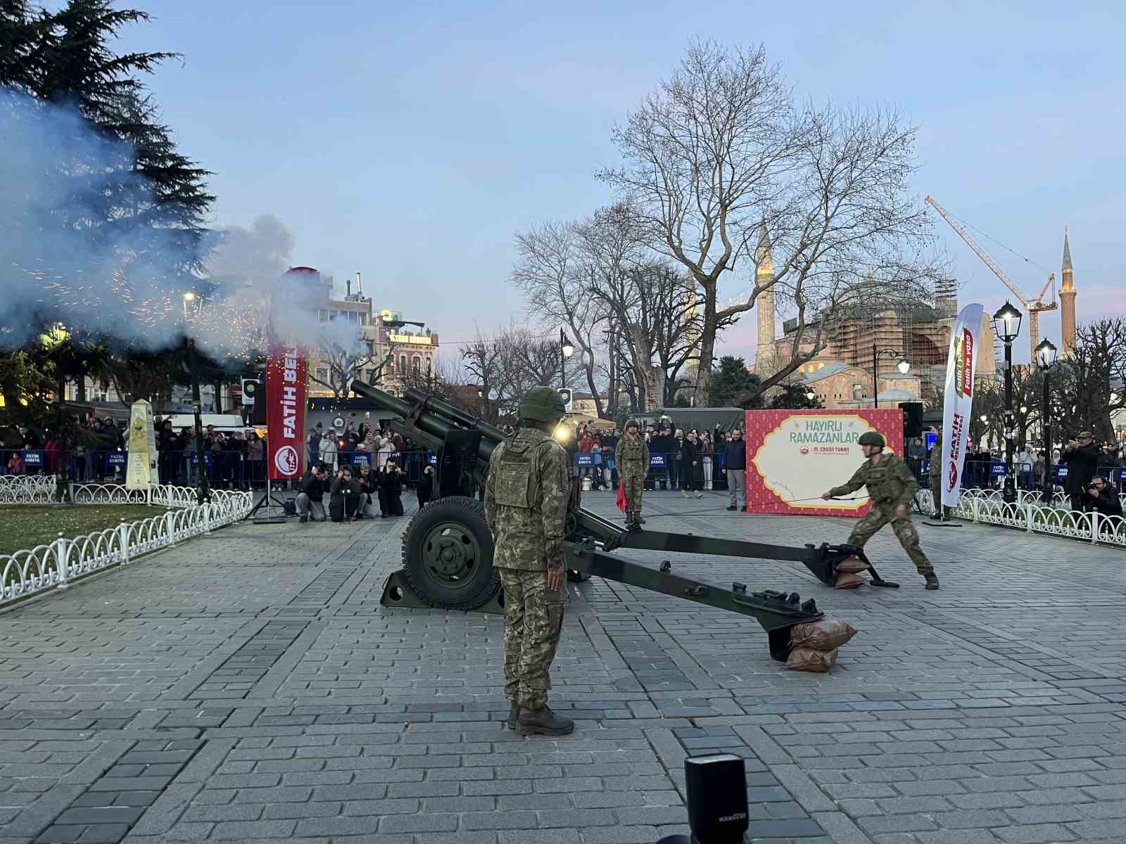 Sultanahmet’te Ramazan ayının ilk iftarında geleneksel top atışı yapıldı
