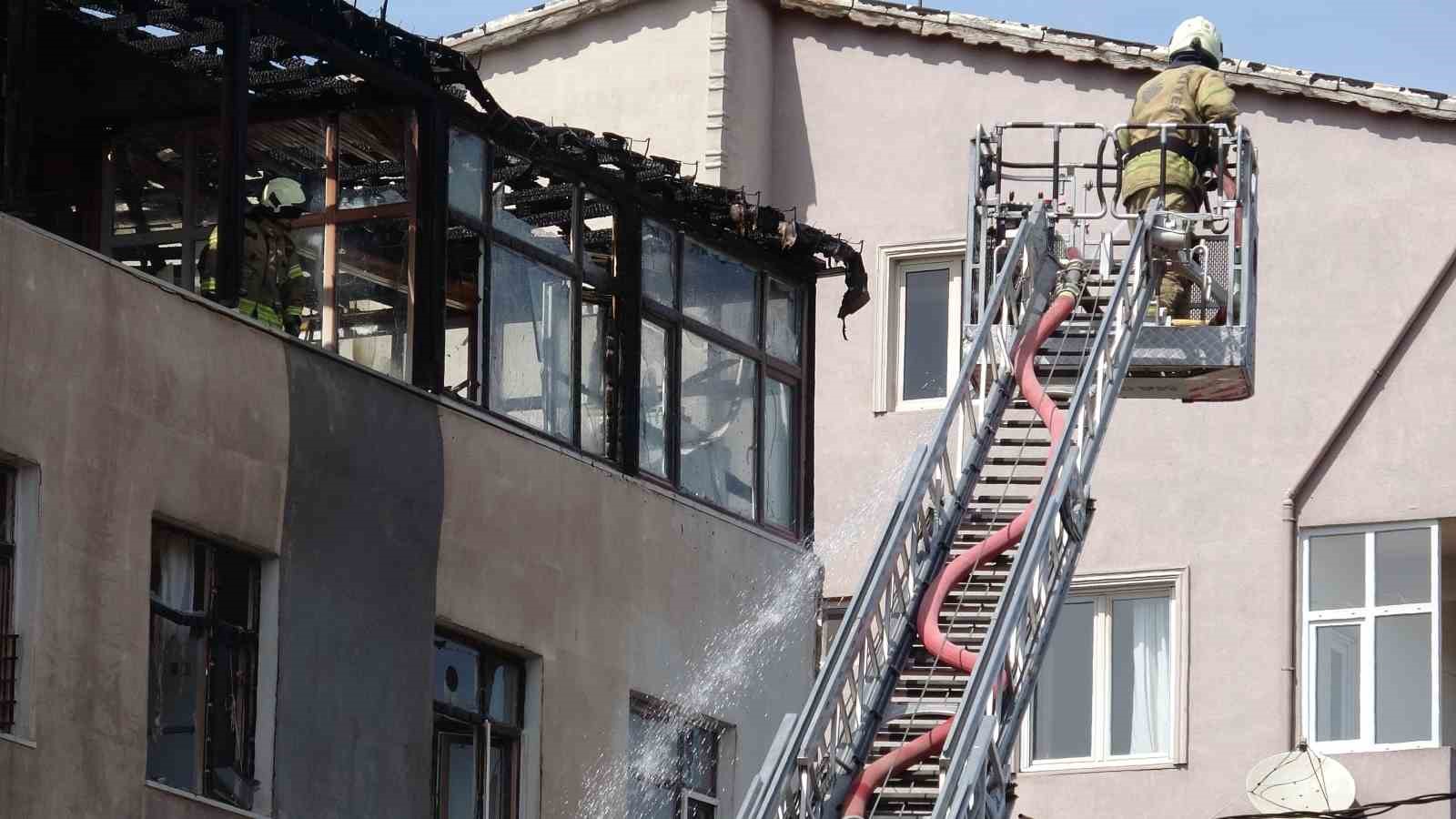 Sultanbeyli’de alevler binaları sardı: İki evin çatısı küle döndü
