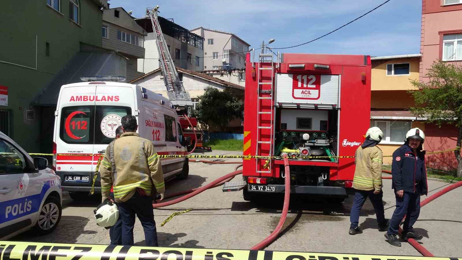 Sultanbeyli’de alevler binaları sardı: İki evin çatısı küle döndü
