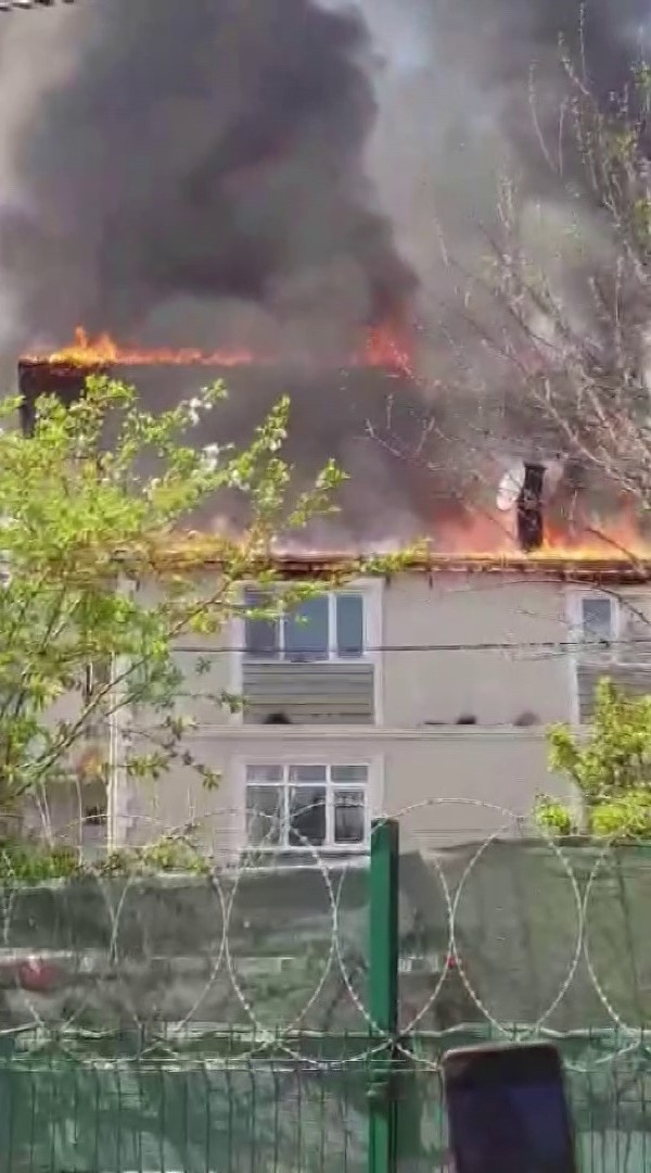 Sultanbeyli’de alevler binaları sardı: İki evin çatısı küle döndü
