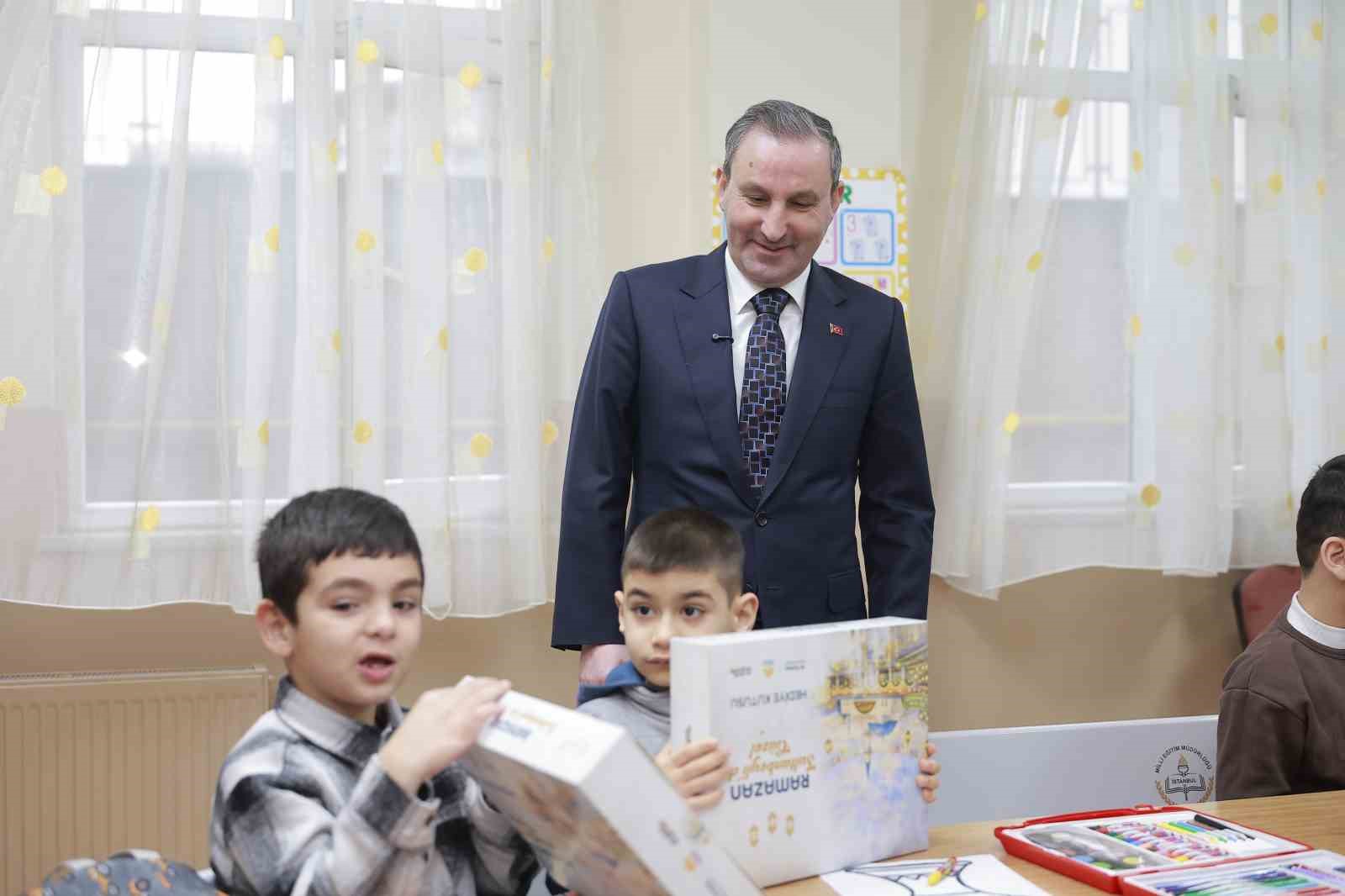 Sultanbeyli’de asırlık gelenek yaşatılıyor: Çocuklara Ramazan köşesi hediyesi
