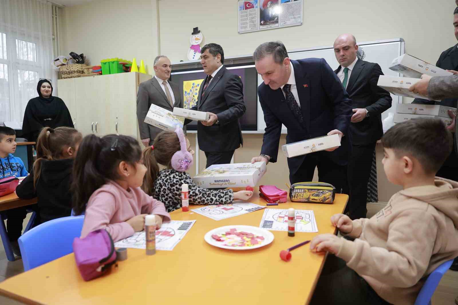 Sultanbeyli’de asırlık gelenek yaşatılıyor: Çocuklara Ramazan köşesi hediyesi
