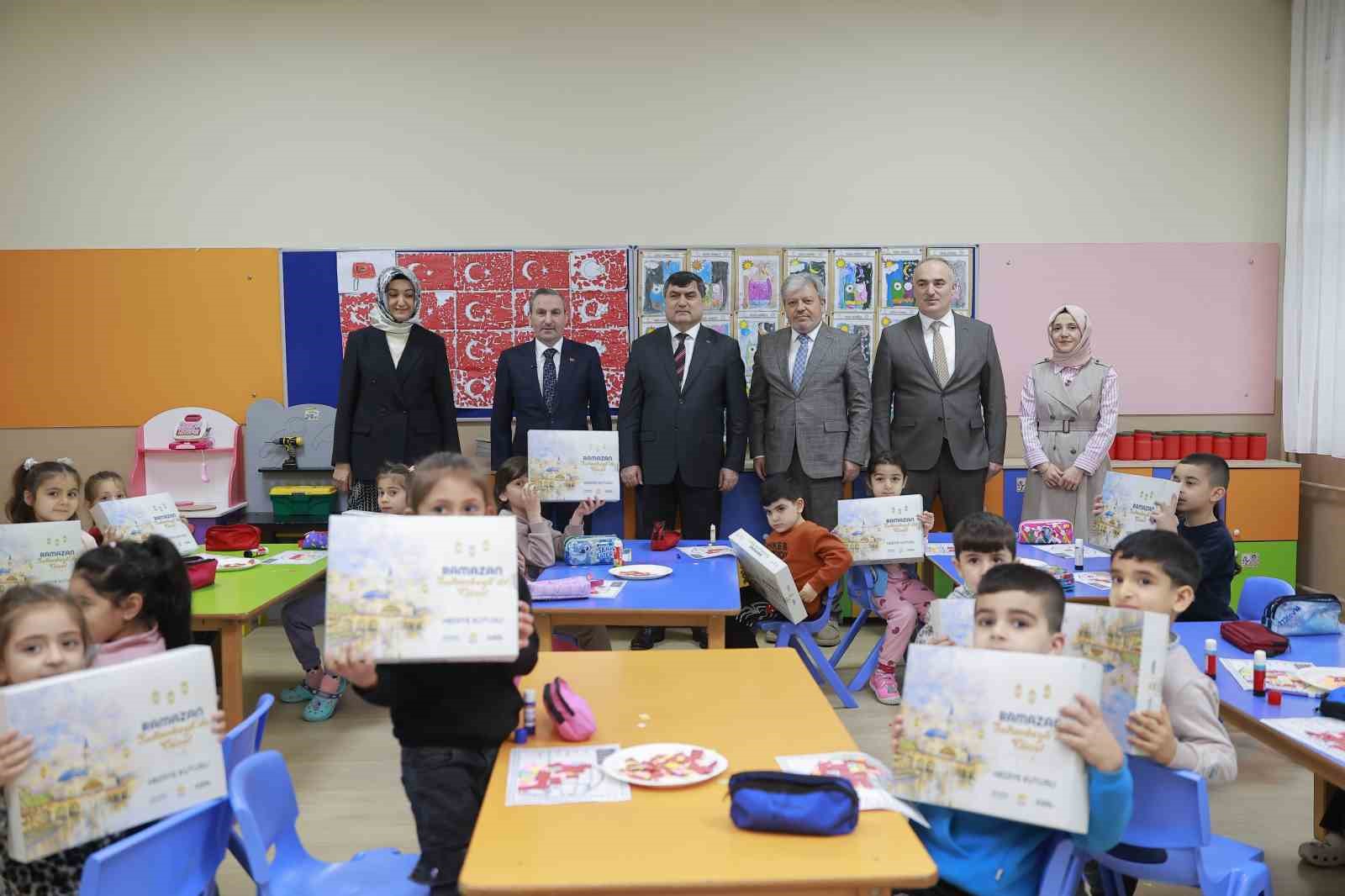 Sultanbeyli’de asırlık gelenek yaşatılıyor: Çocuklara Ramazan köşesi hediyesi
