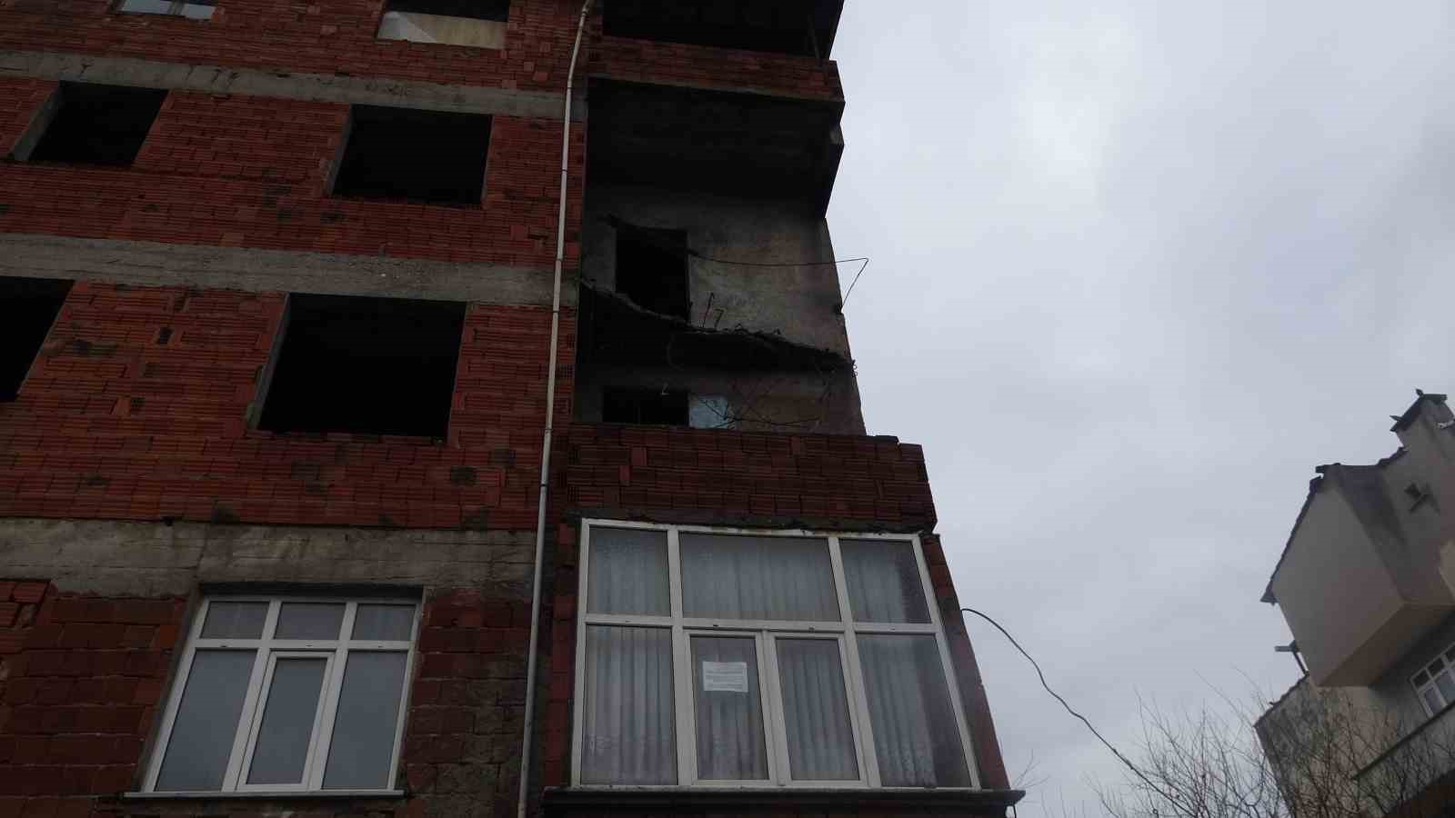 Sultanbeyli’de balkon çöktü: 2 araç hasar gördü

