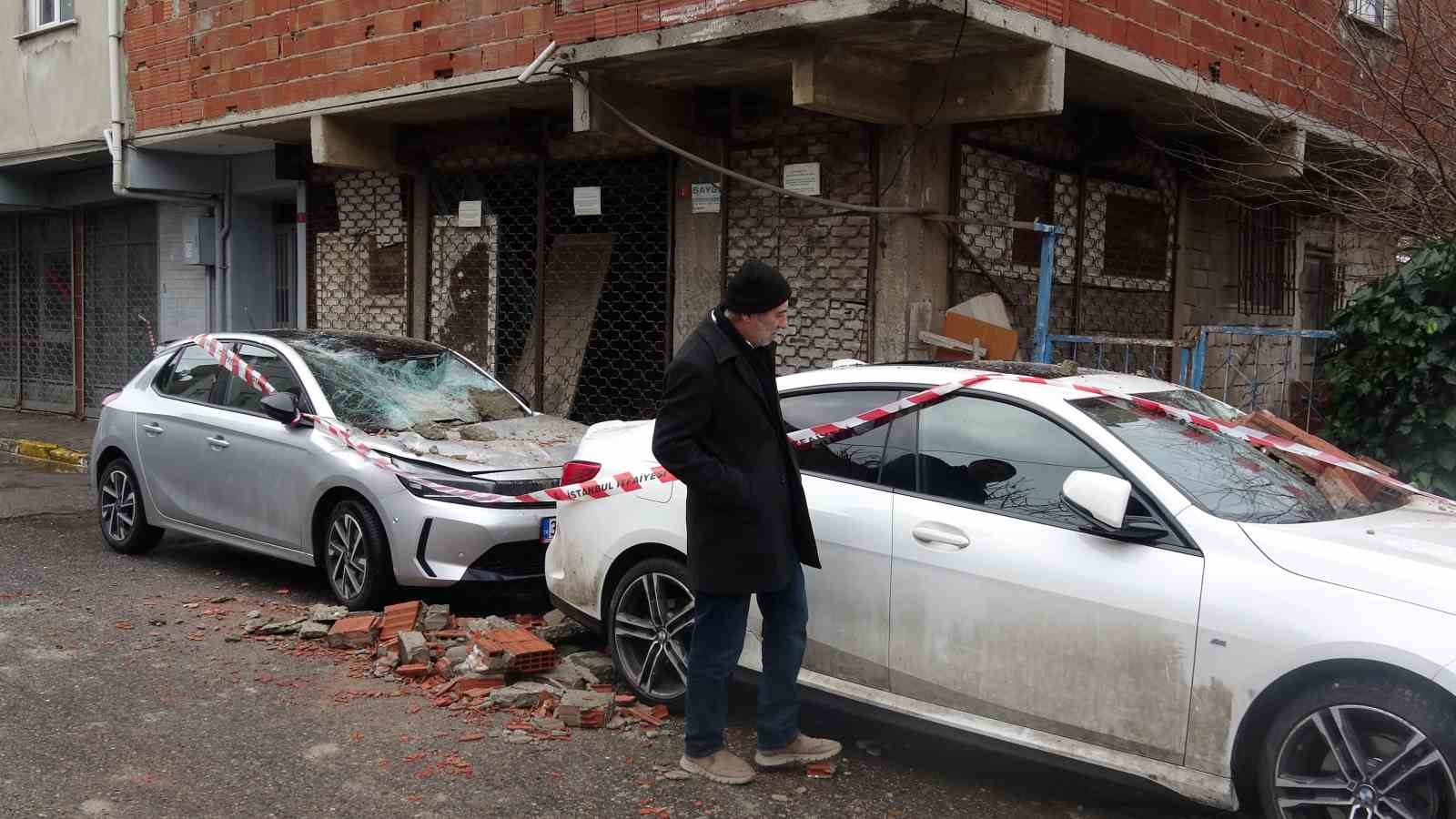 Sultanbeyli’de balkon çöktü: 2 araç hasar gördü
