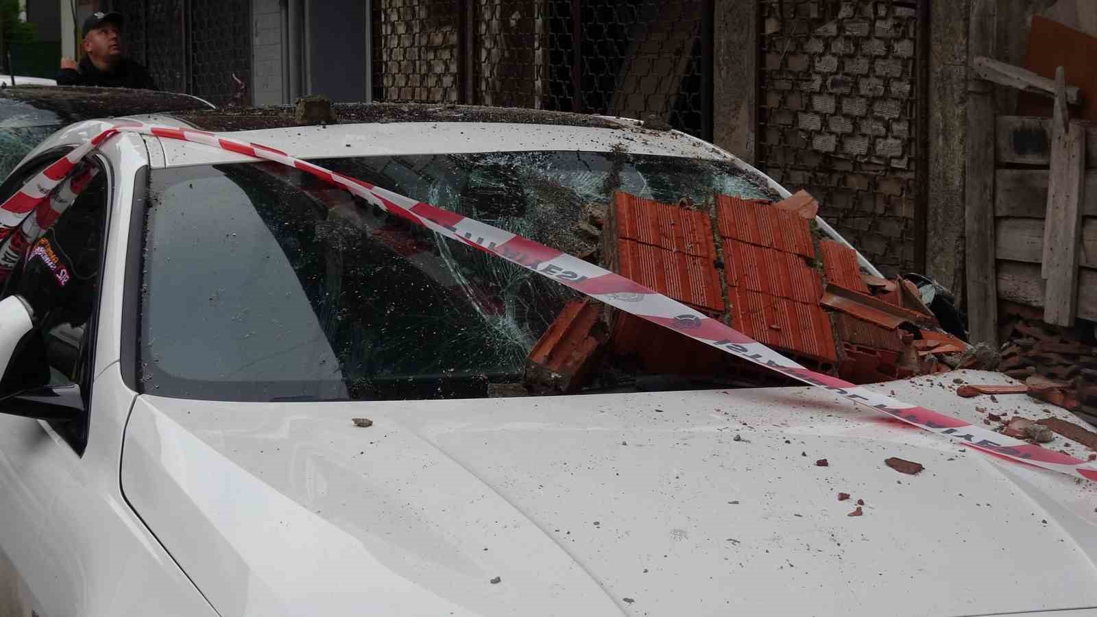 Sultanbeyli’de balkon çöktü: 2 araç hasar gördü
