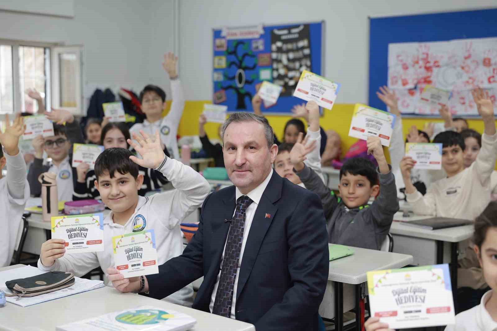 Sultanbeyli’de bilinçli teknoloji seferberliği: 23 bin öğrenciye akıllı dijital eğitim seti
