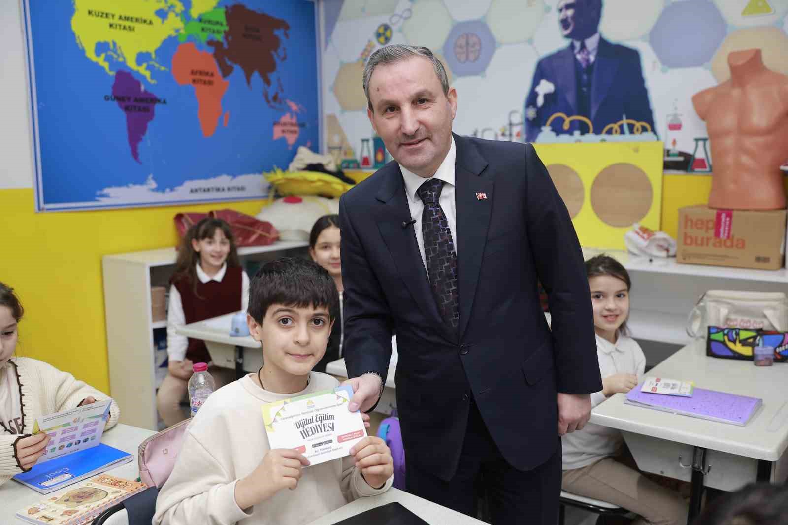 Sultanbeyli’de bilinçli teknoloji seferberliği: 23 bin öğrenciye akıllı dijital eğitim seti
