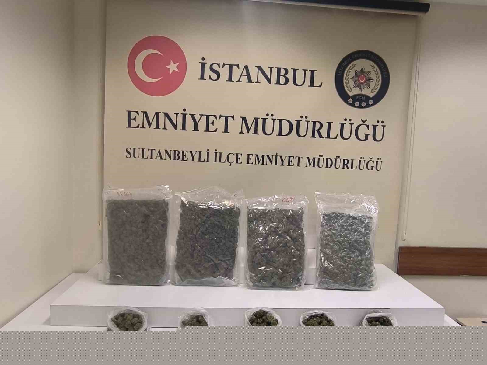 Sultanbeyli’de dron ile takip edilen uyuşturucu satıcısına operasyon kamerada
