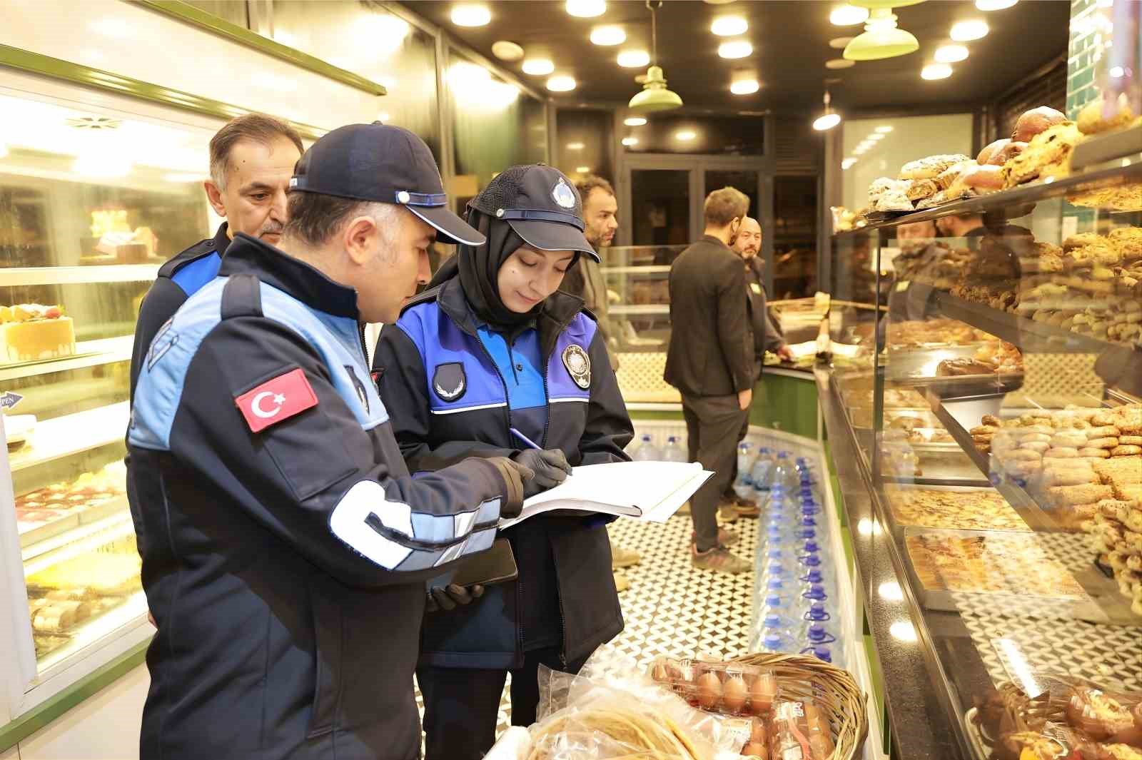 Sultanbeyli’de fırınlara Ramazan denetimi: Eksik tespit edilen işletmelere ceza yağdı
Sultanbeyli’de fırınlara Ramazan denetimi: Eksik tespit edilen işletmelere ceza yağdı