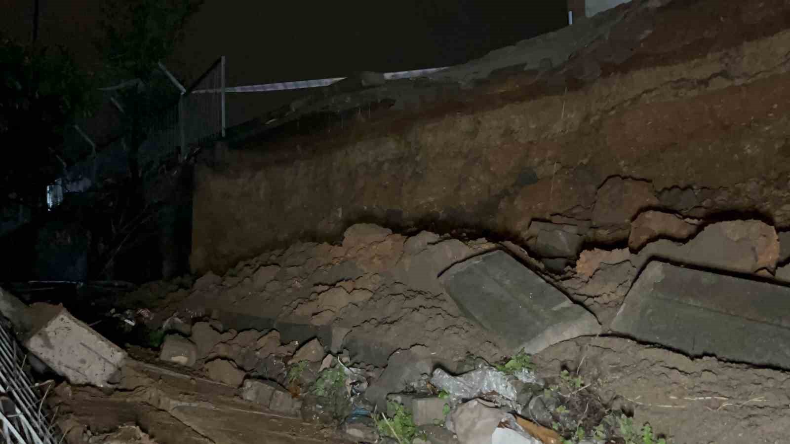 Sultanbeyli’de istinat duvarı aracın üzerine çöktü
