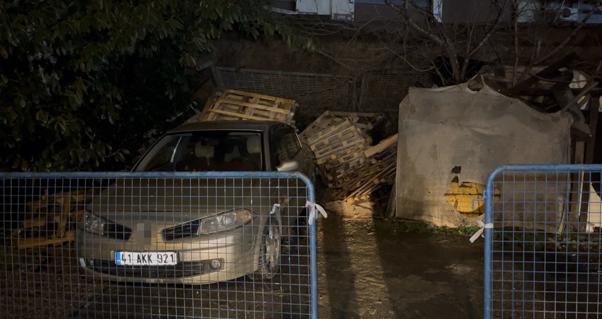 Sultanbeyli’de istinat duvarı aracın üzerine çöktü
