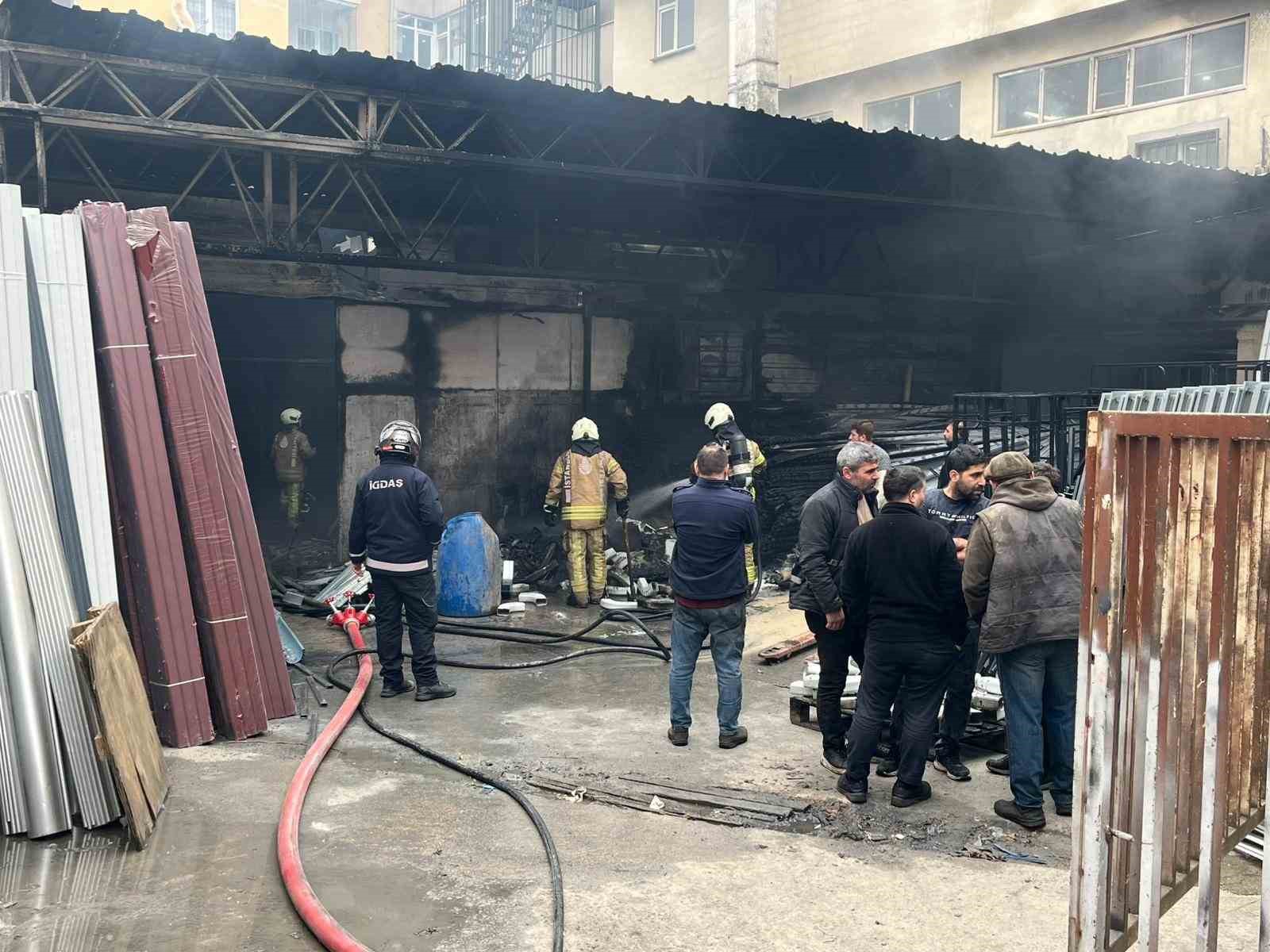 Sultanbeyli’de plastik imalathanesinde korkutan yangın
