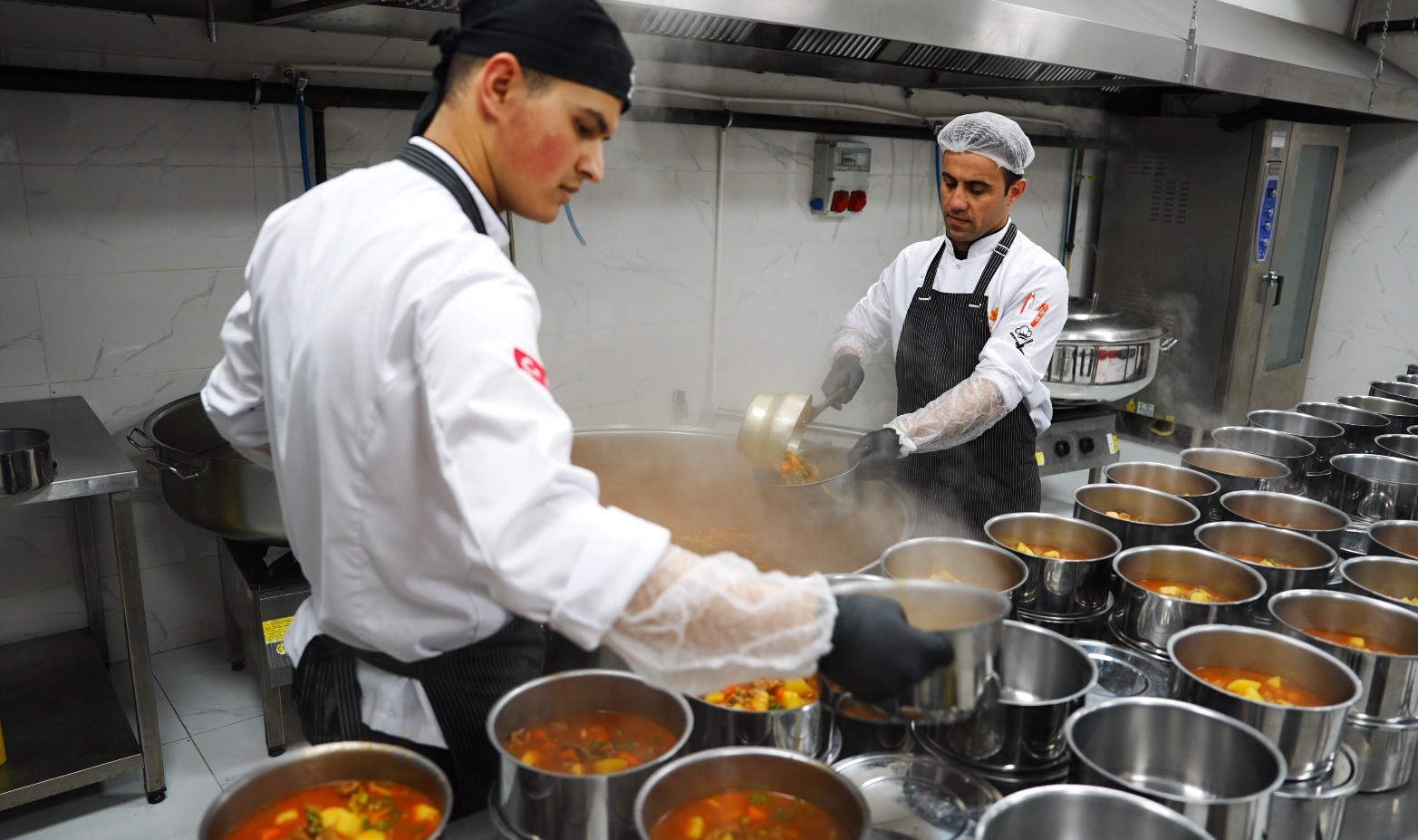 Sultanbeyli’de Ramazan dayanışması: İyilik mutfağı kapı kapı hizmet veriyor
Sultanbeyli’de Ramazan dayanışması: İyilik mutfağı kapı kapı hizmet veriyor