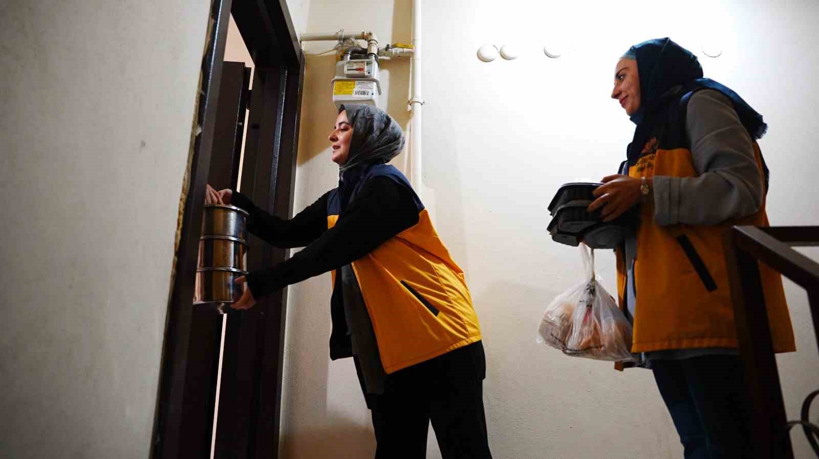 Sultanbeyli’de Ramazan dayanışması: İyilik mutfağı kapı kapı hizmet veriyor
Sultanbeyli’de Ramazan dayanışması: İyilik mutfağı kapı kapı hizmet veriyor