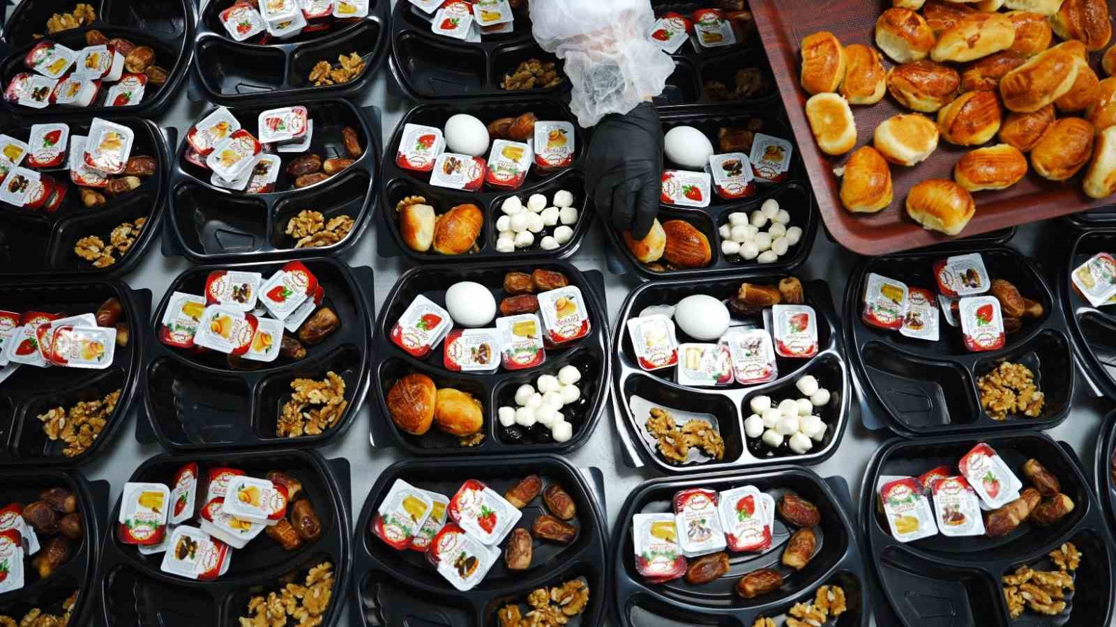 Sultanbeyli’de Ramazan dayanışması: İyilik mutfağı kapı kapı hizmet veriyor
Sultanbeyli’de Ramazan dayanışması: İyilik mutfağı kapı kapı hizmet veriyor