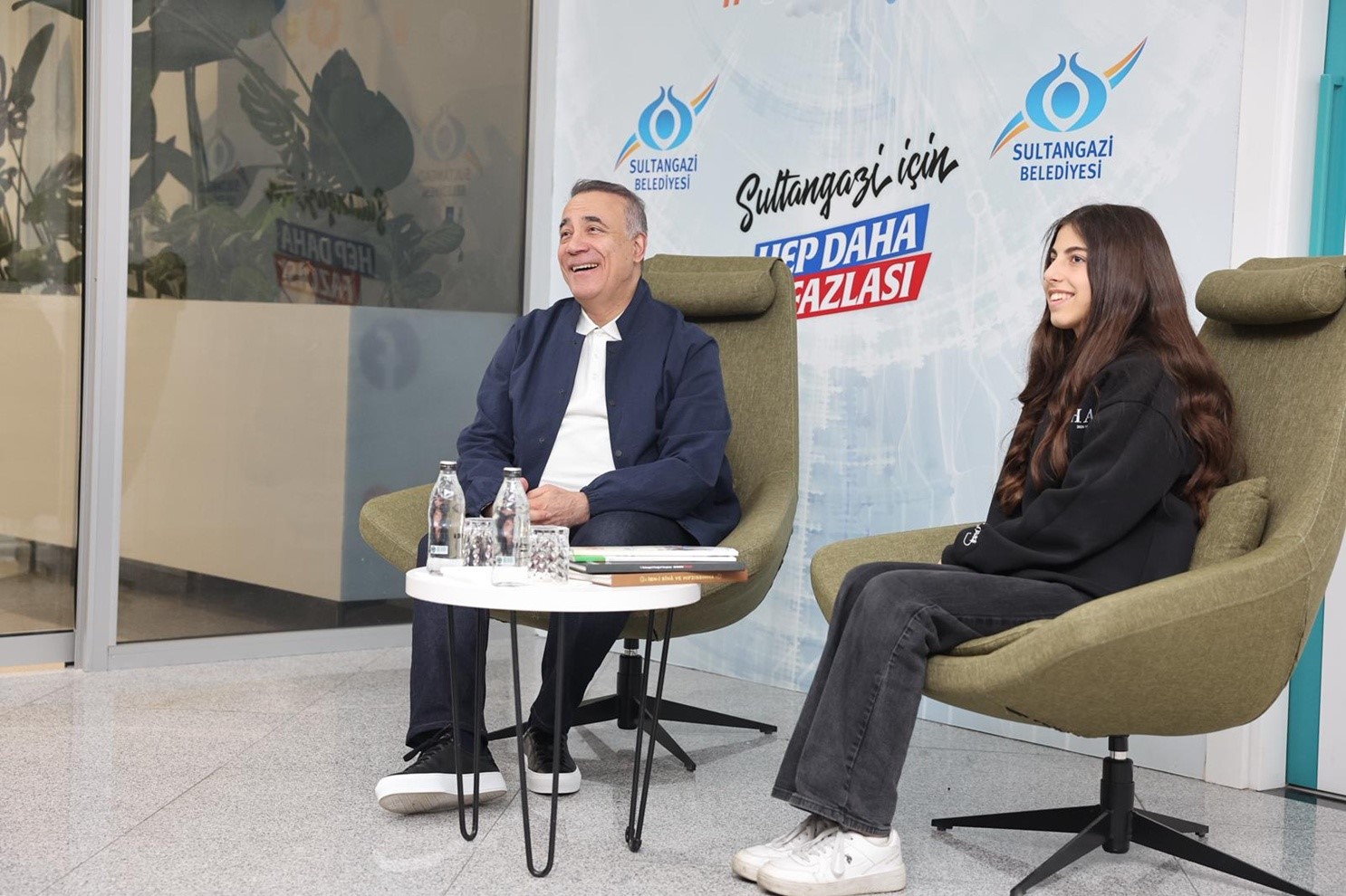 Sultangazi Belediye Başkanı Abdurrahman Dursun, gençlerle bir araya geldi
