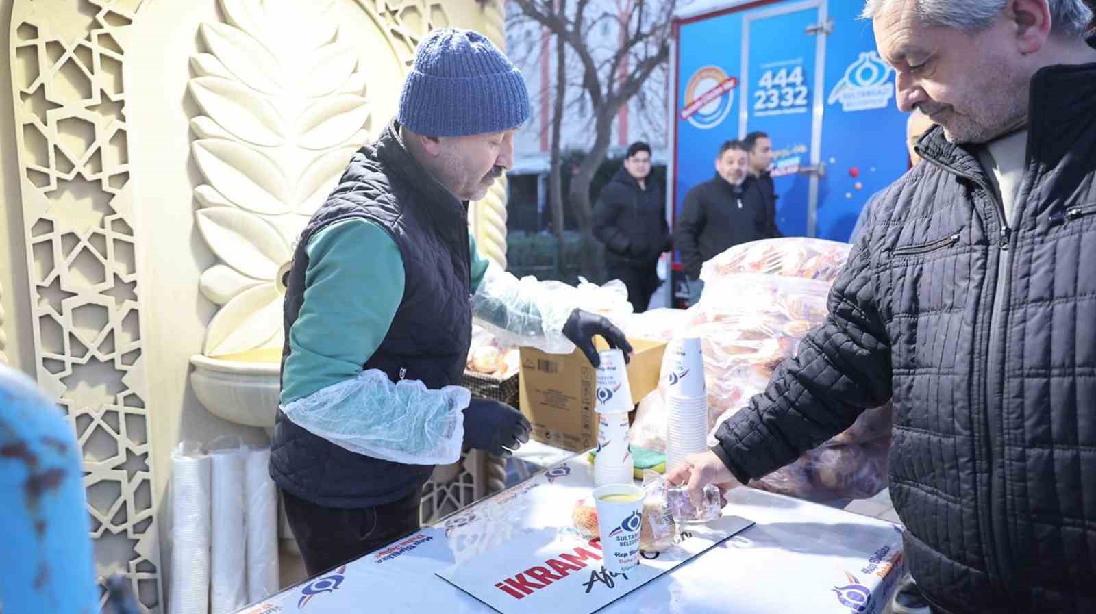 Sultangazi Belediyesi’nden iftara yetişemeyenler için sıcak çorba ikramı
