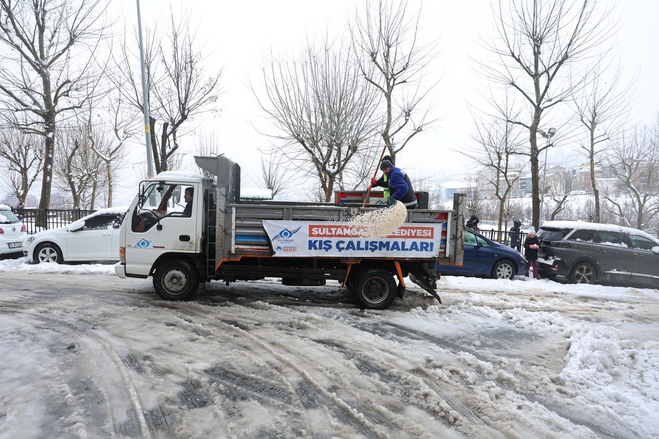 Sultangazi Belediyesi’nin kar mesaisi sürüyor
