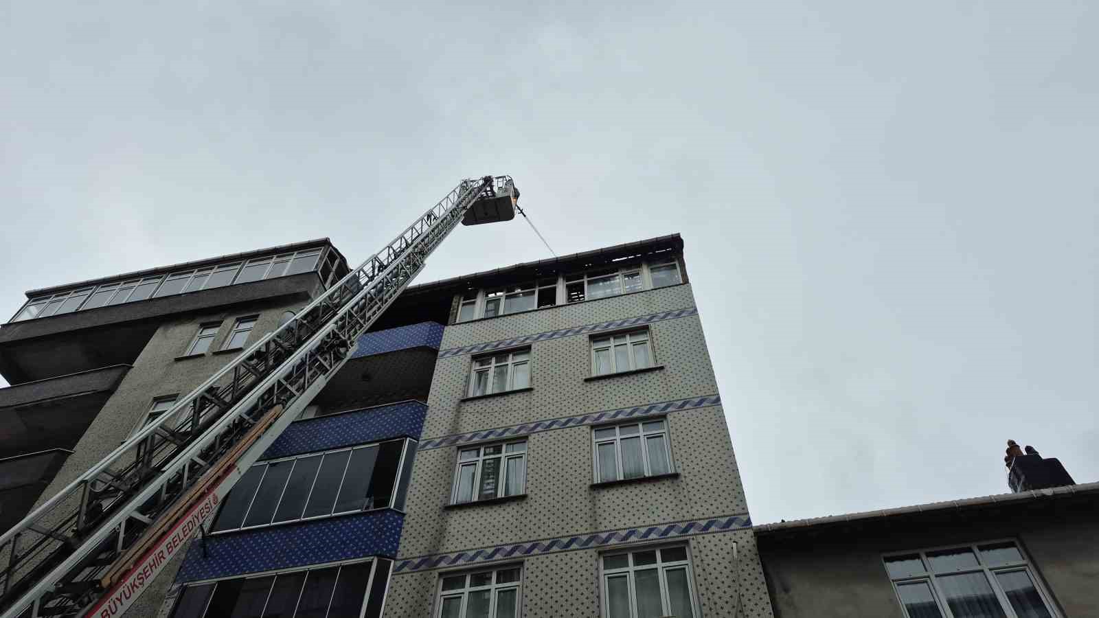 Sultangazi’de 6 katlı binada yangın paniği yaşandı, 2 kişi dumandan etkilendi
Sultangazi’de 6 katlı binada yangın paniği yaşandı, 2 kişi dumandan etkilendi