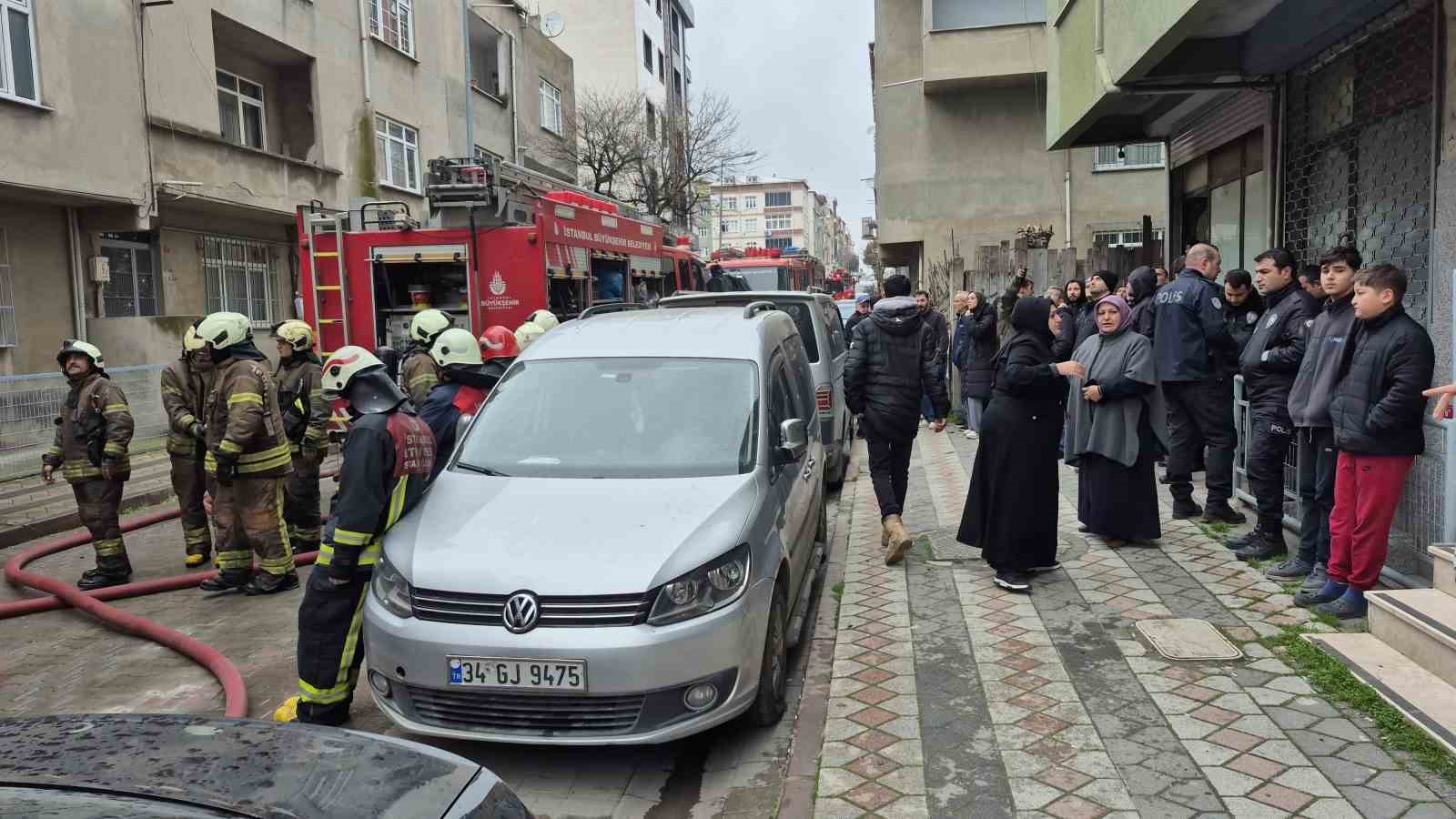Sultangazi’de 6 katlı binada yangın paniği yaşandı, 2 kişi dumandan etkilendi
Sultangazi’de 6 katlı binada yangın paniği yaşandı, 2 kişi dumandan etkilendi