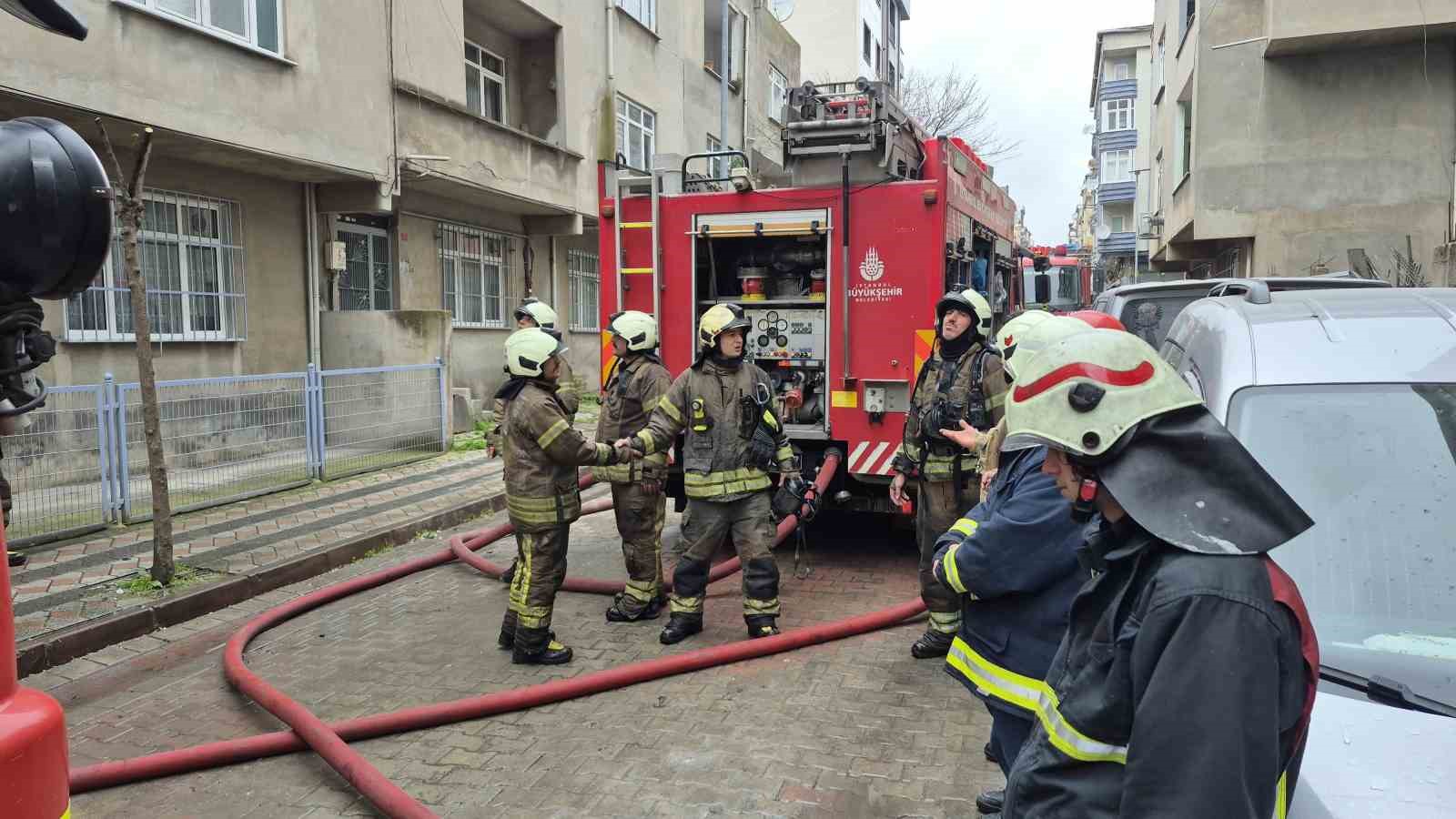 Sultangazi’de 6 katlı binada yangın paniği yaşandı, 2 kişi dumandan etkilendi
Sultangazi’de 6 katlı binada yangın paniği yaşandı, 2 kişi dumandan etkilendi