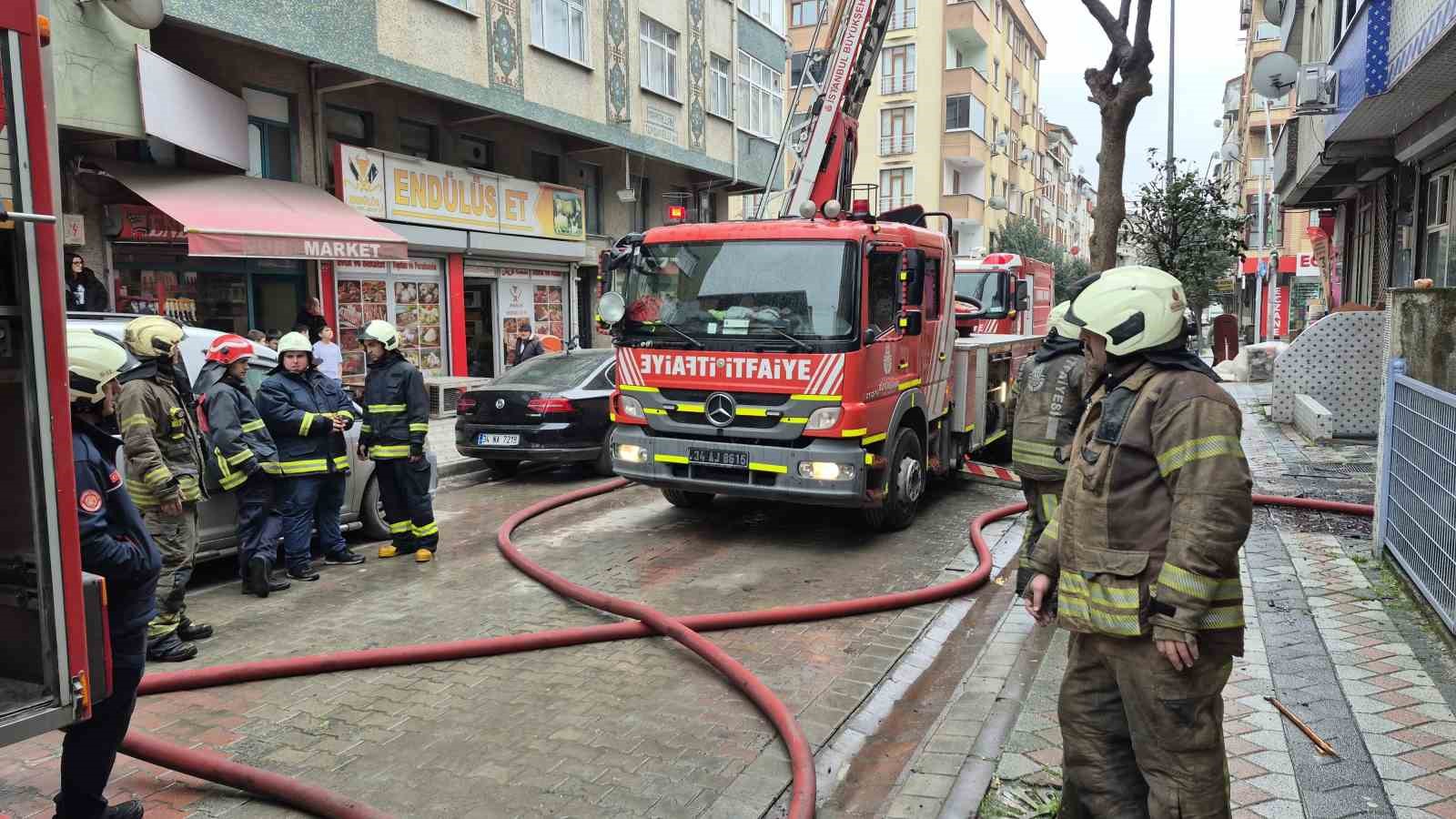Sultangazi’de 6 katlı binada yangın paniği yaşandı, 2 kişi dumandan etkilendi
Sultangazi’de 6 katlı binada yangın paniği yaşandı, 2 kişi dumandan etkilendi