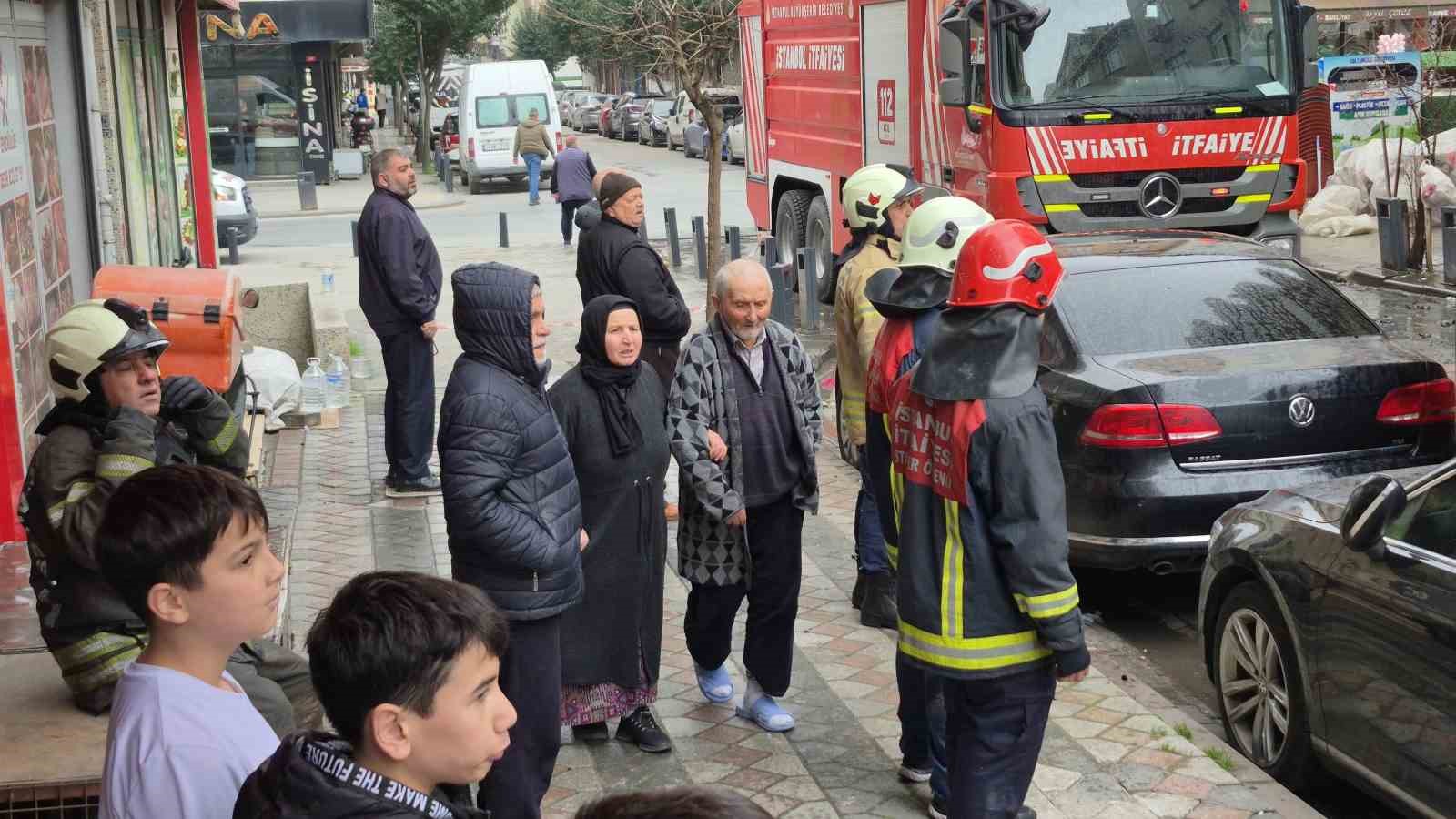 Sultangazi’de 6 katlı binada yangın paniği yaşandı, 2 kişi dumandan etkilendi
Sultangazi’de 6 katlı binada yangın paniği yaşandı, 2 kişi dumandan etkilendi