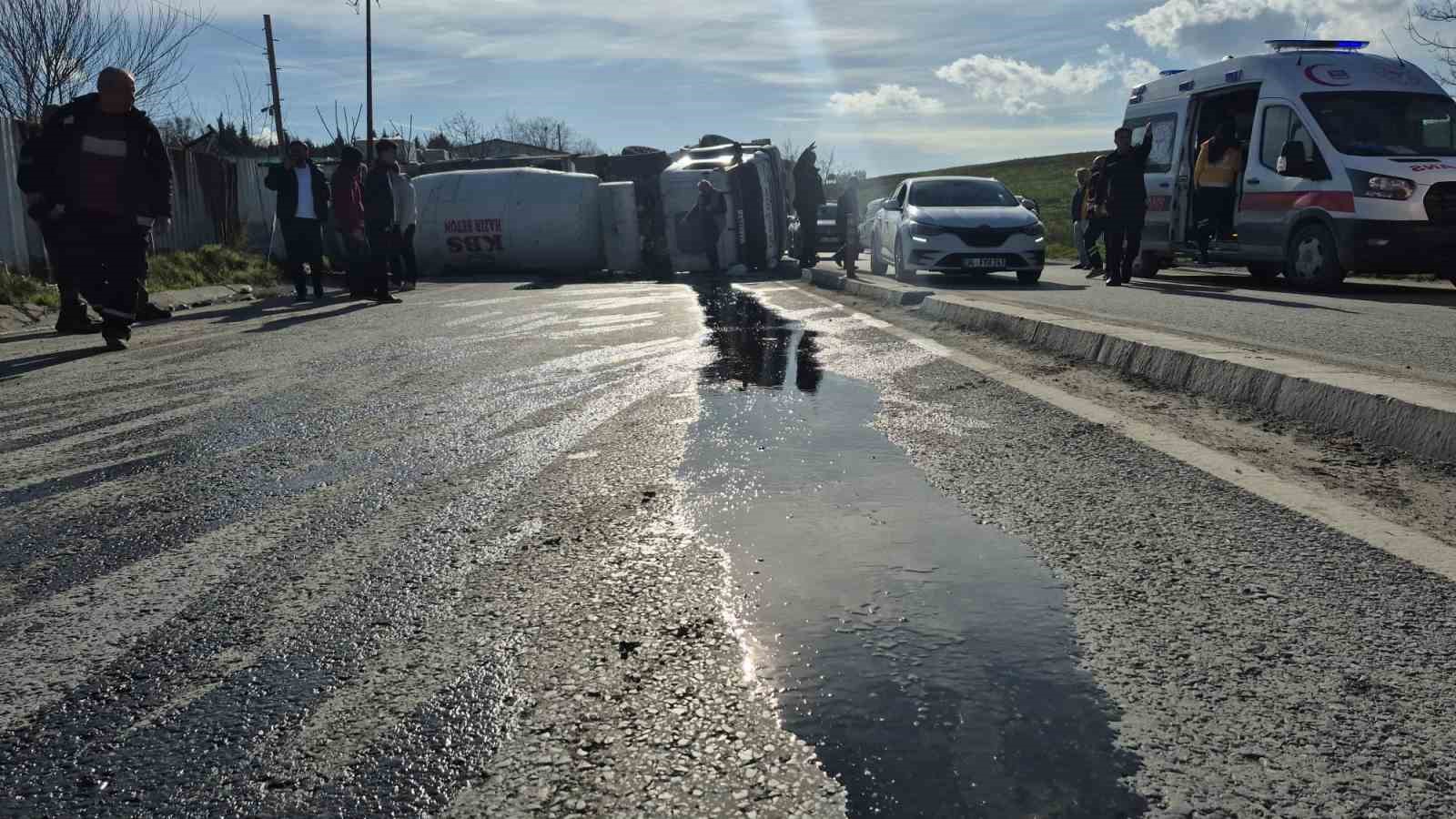 Sultangazi’de beton mikseri devrildi: Sürücü yaralandı
