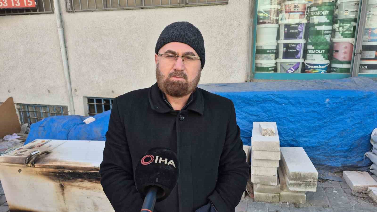 Sultangazi’de çıkan yangında zabıta ekibinin anonsu binayı boşalttı
