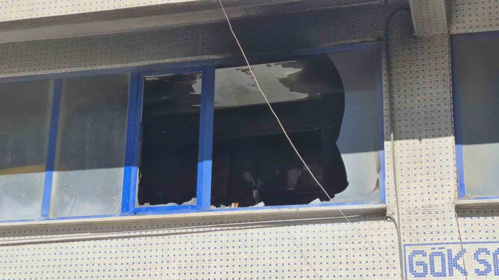 Sultangazi’de çıkan yangında zabıta ekibinin anonsu binayı boşalttı
