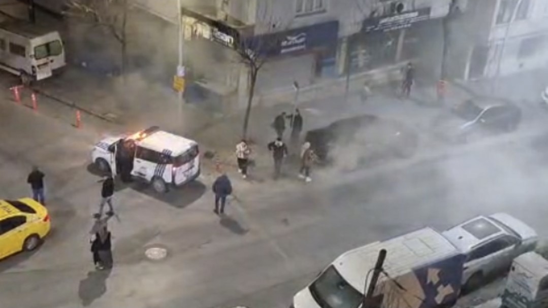 Sultangazi’de çıkan yangında zabıta ekibinin anonsu binayı boşalttı
