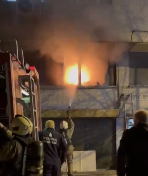 Sultangazi’de çıkan yangında zabıta ekibinin anonsu binayı boşalttı
