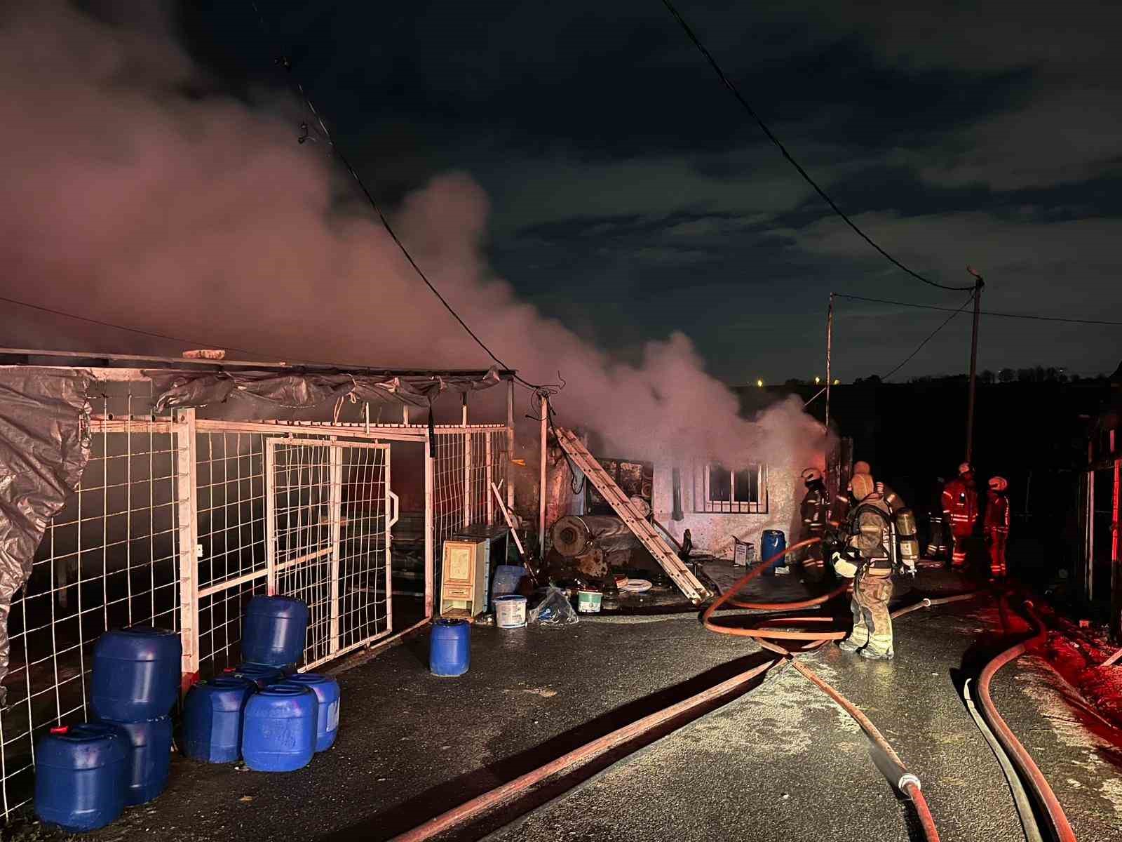 Sultangazi’de iki iş yeri alev alev yandı

