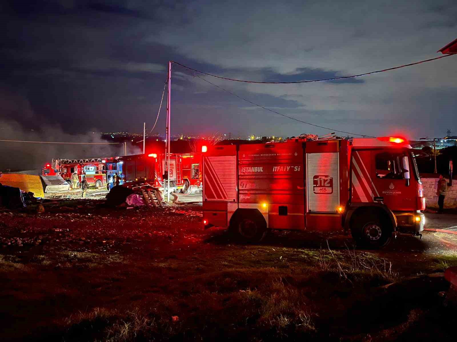 Sultangazi’de iki iş yeri alev alev yandı
