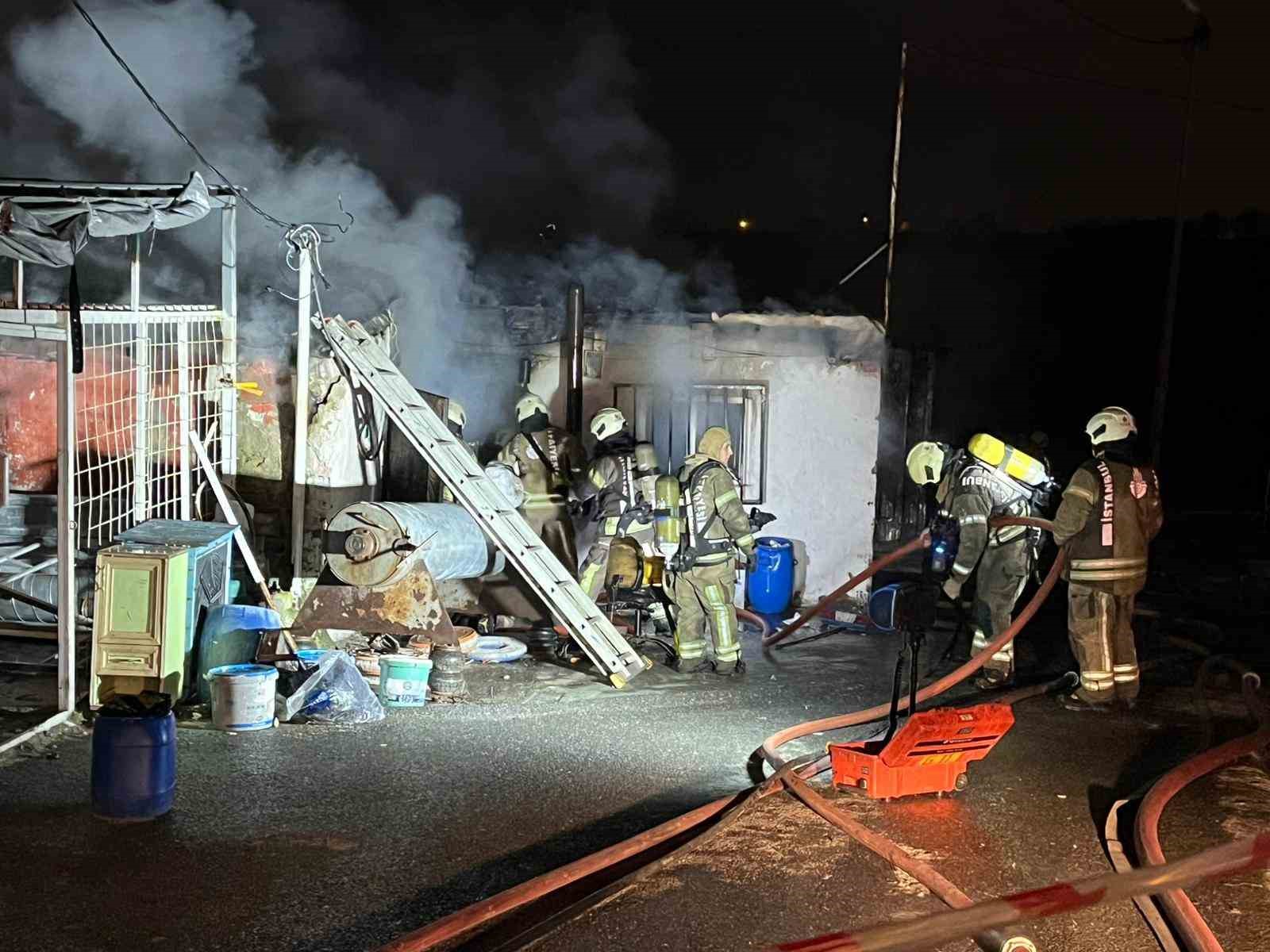 Sultangazi’de iki iş yeri alev alev yandı
